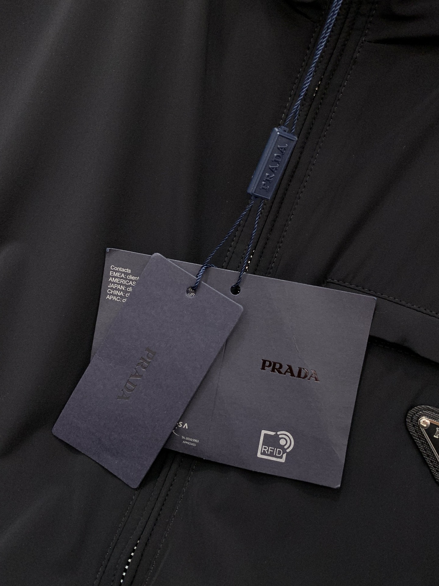 PRADA 普拉达，2026春秋最新品，专柜同步有售，时尚休闲两面穿连帽马甲，进口原版面料，做工极为复杂