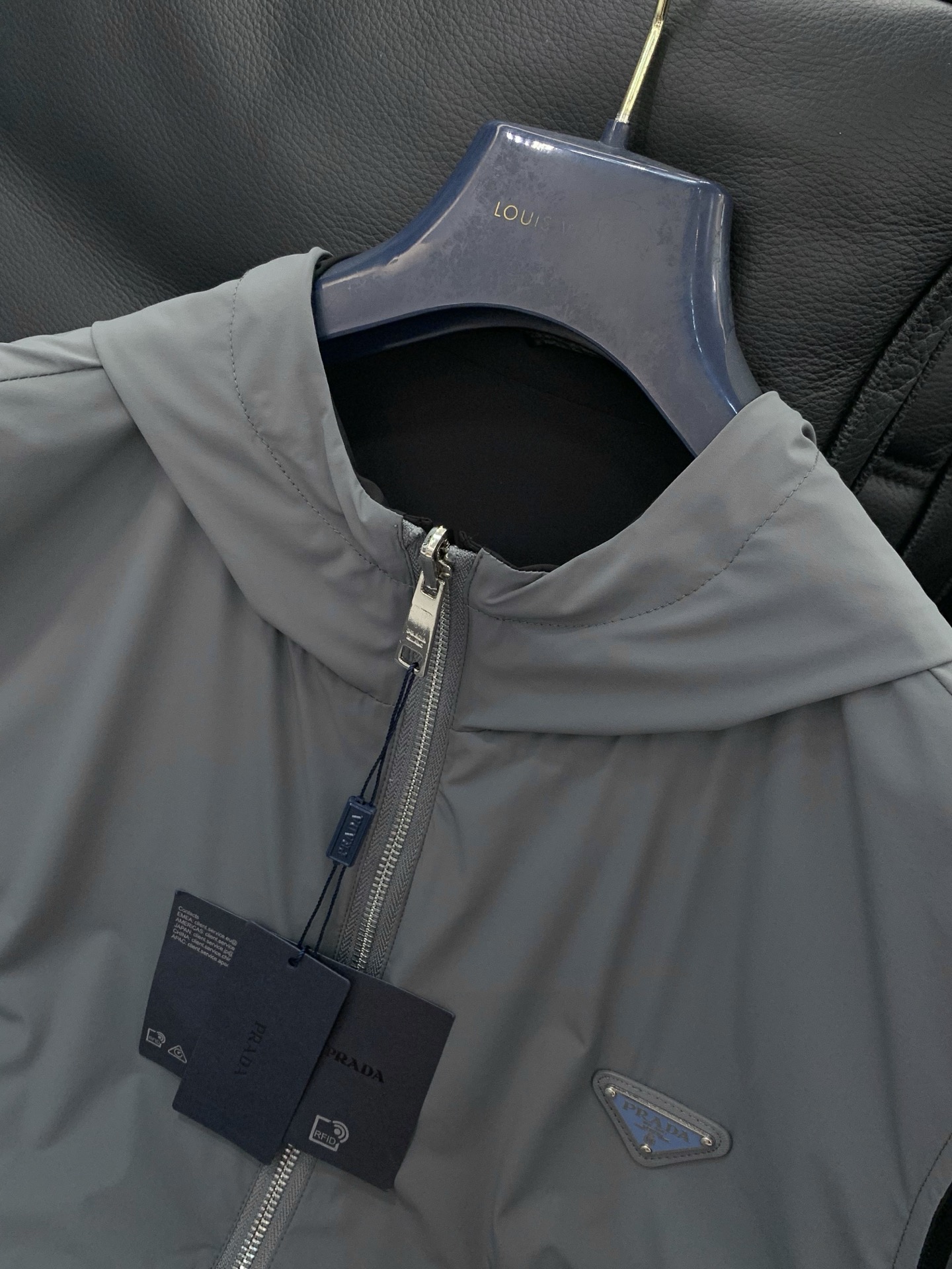 PRADA 普拉达，2026春秋最新品，专柜同步有售，时尚休闲两面穿连帽马甲，进口原版面料，做工极为复杂