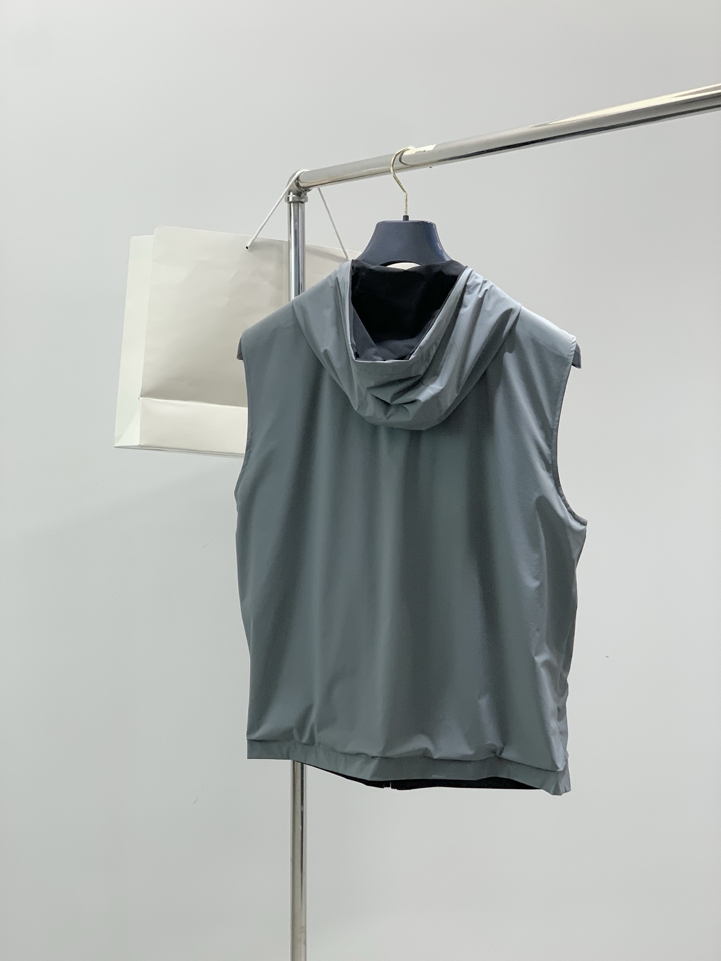 PRADA 普拉达，2026春秋最新品，专柜同步有售，时尚休闲两面穿连帽马甲，进口原版面料，做工极为复杂