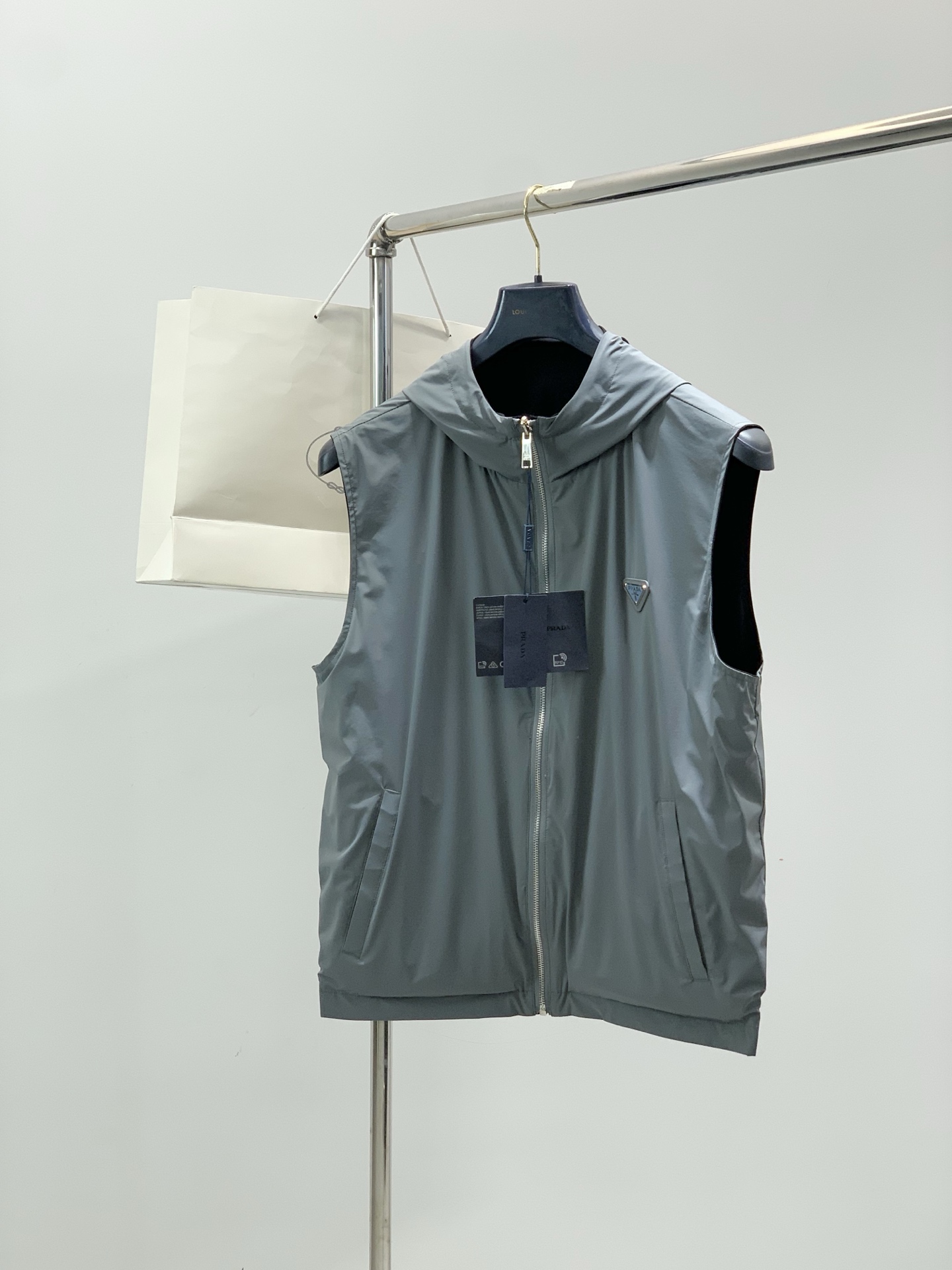 PRADA 普拉达，2026春秋最新品，专柜同步有售，时尚休闲两面穿连帽马甲，进口原版面料，做工极为复杂