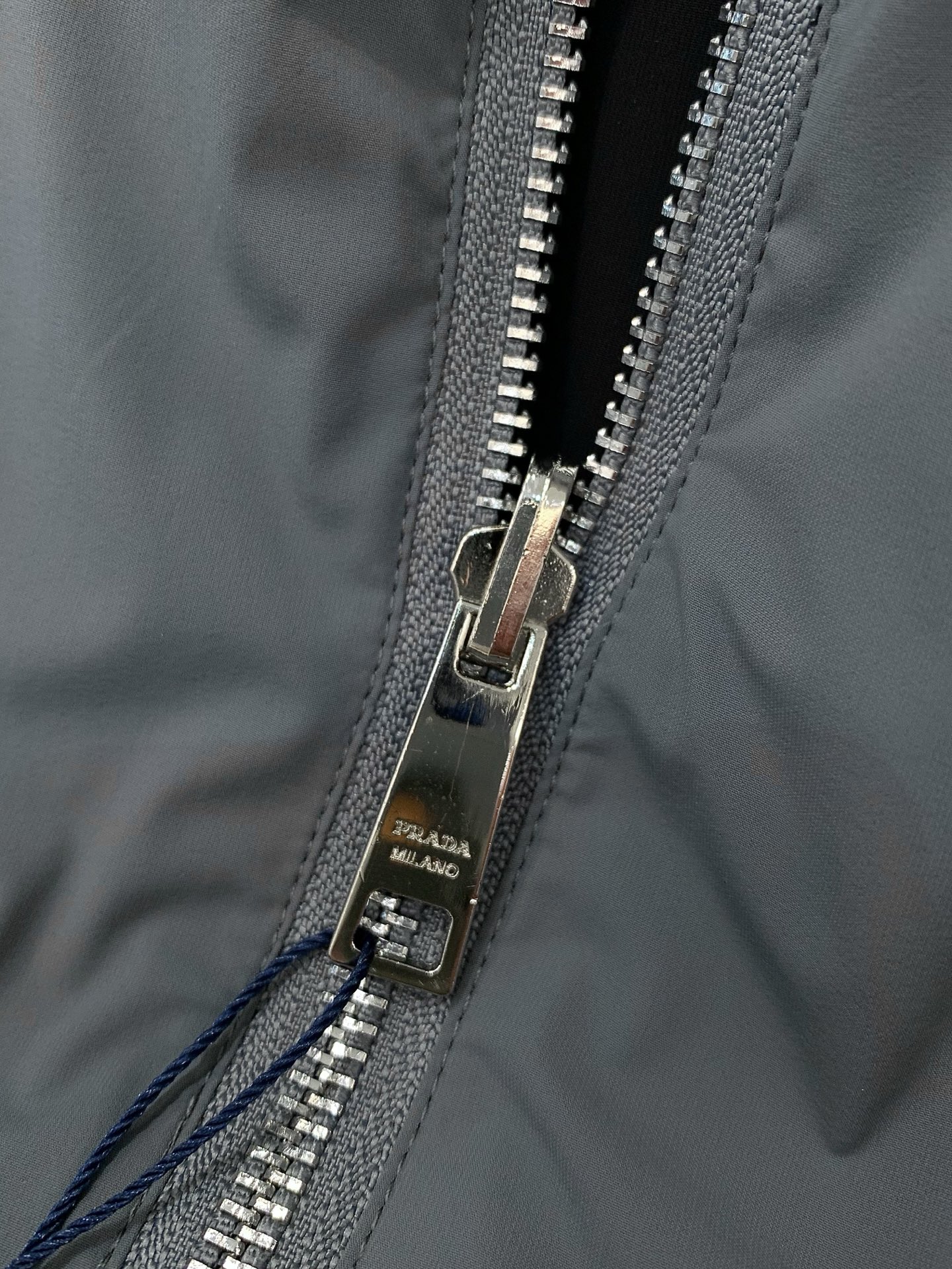PRADA 普拉达，2026春秋最新品，专柜同步有售，时尚休闲两面穿连帽马甲，进口原版面料，做工极为复杂