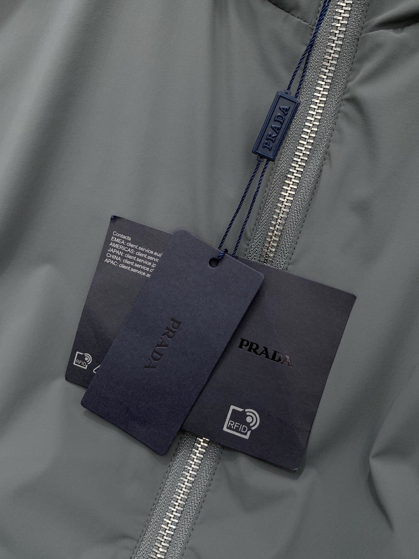 PRADA 普拉达，2026春秋最新品，专柜同步有售，时尚休闲两面穿连帽马甲，进口原版面料，做工极为复杂