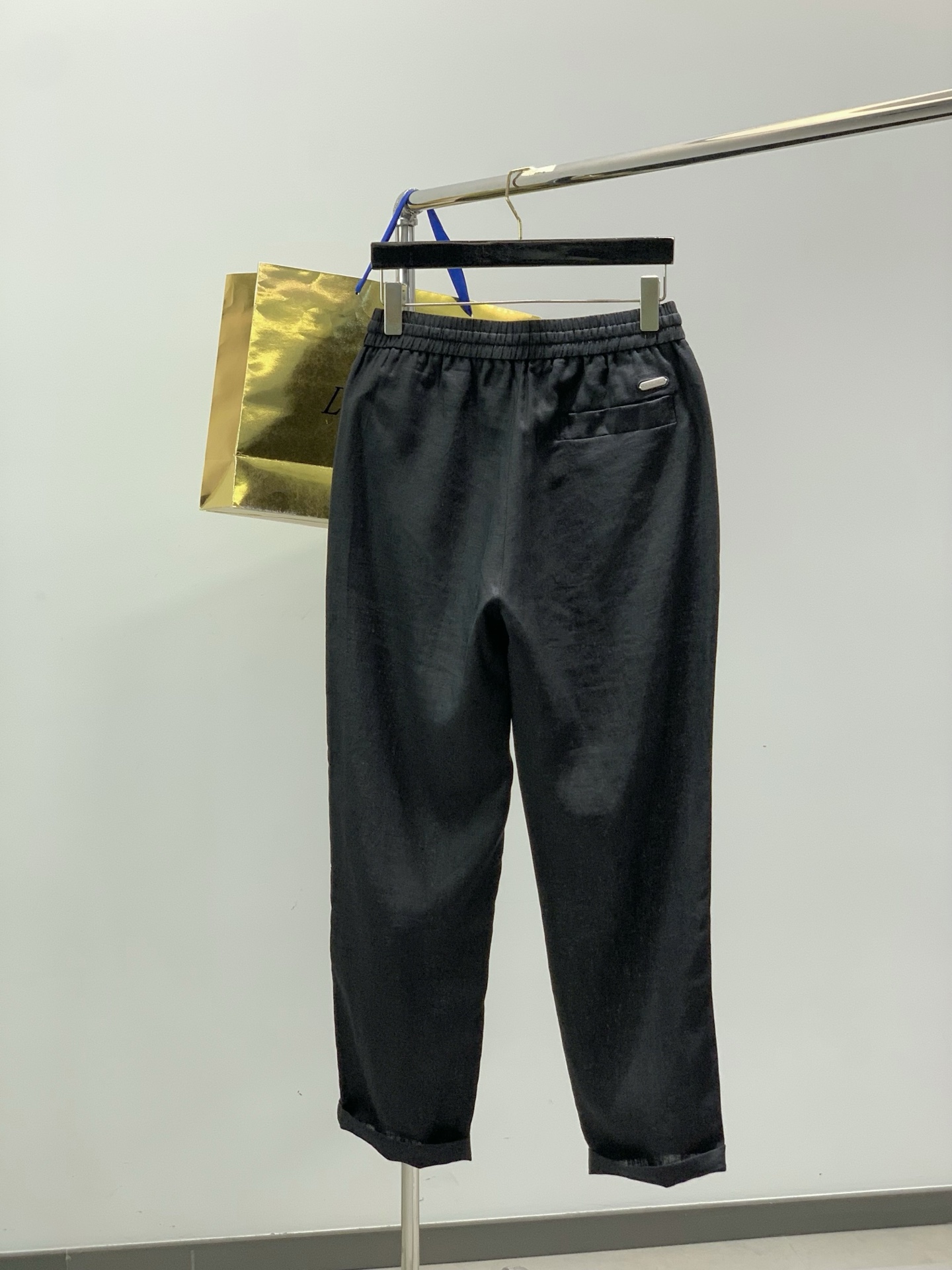 Loro piana(Loro Piana )，2026春秋最新品，专柜同步有售，原单狠货，时尚休闲裤，
