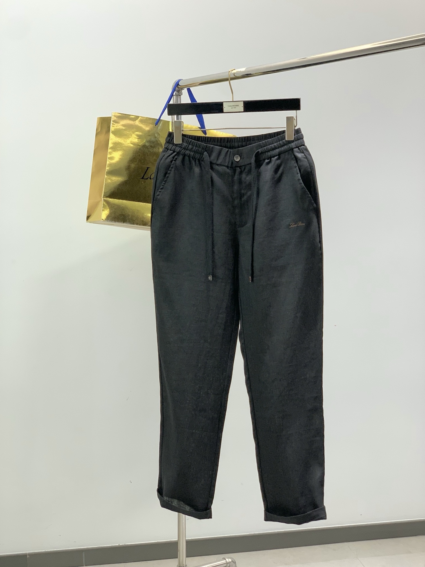 Loro piana(Loro Piana )，2026春秋最新品，专柜同步有售，原单狠货，时尚休闲裤，