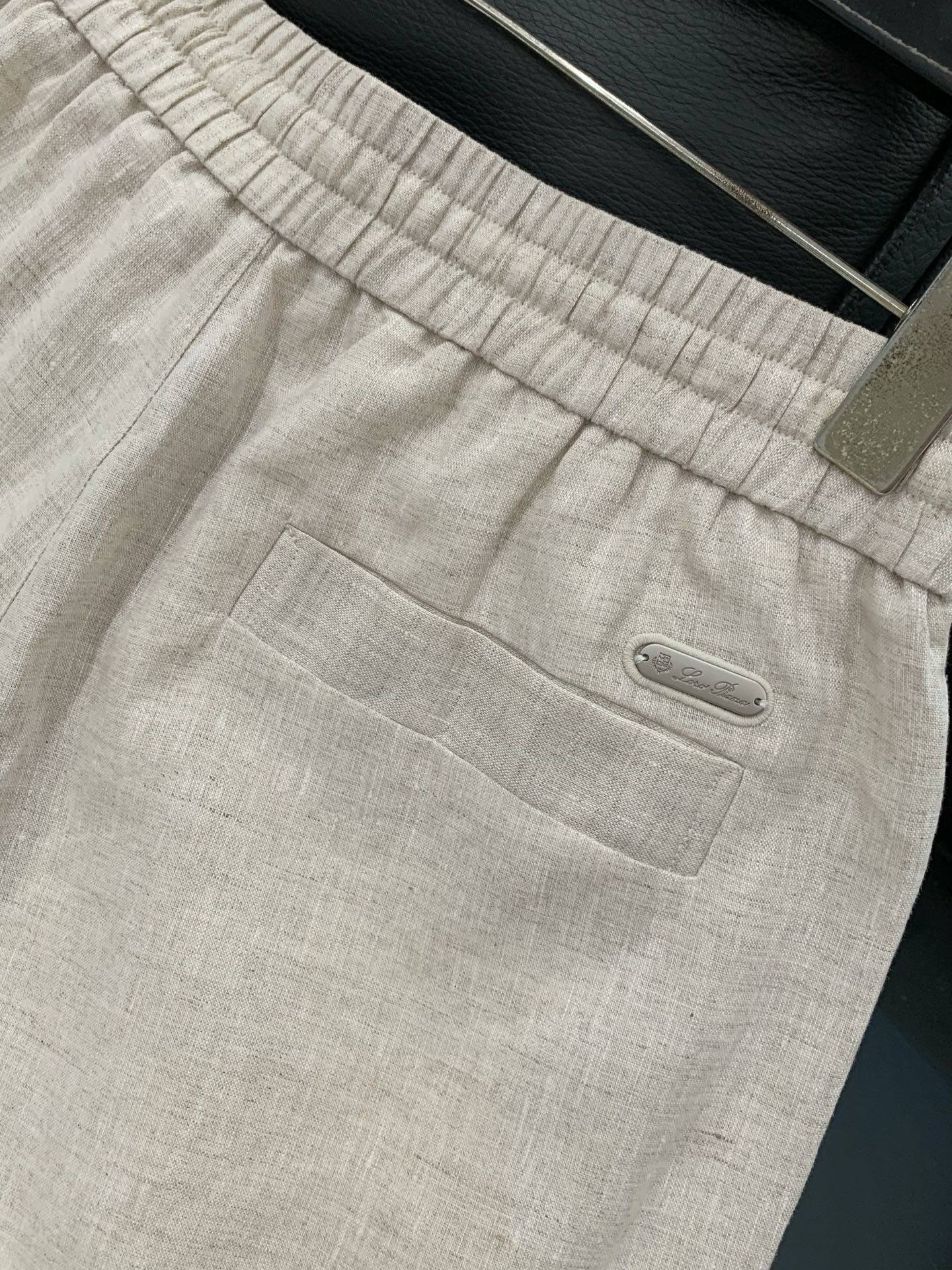 Loro piana(Loro Piana )，2026春秋最新品，专柜同步有售，原单狠货，时尚休闲裤，