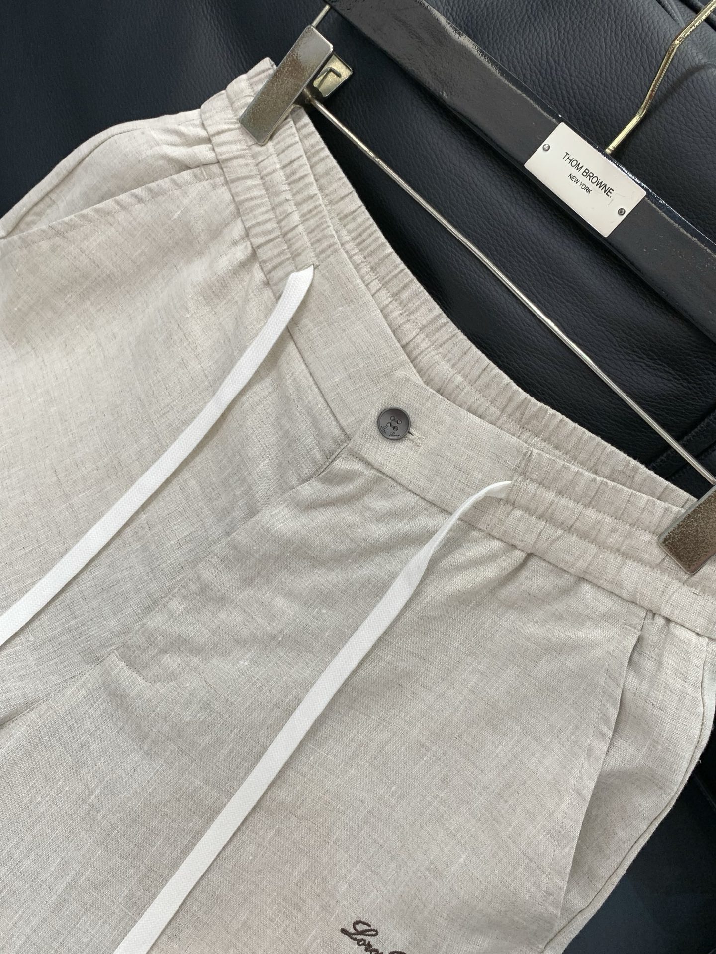 Loro piana(Loro Piana )，2026春秋最新品，专柜同步有售，原单狠货，时尚休闲裤，