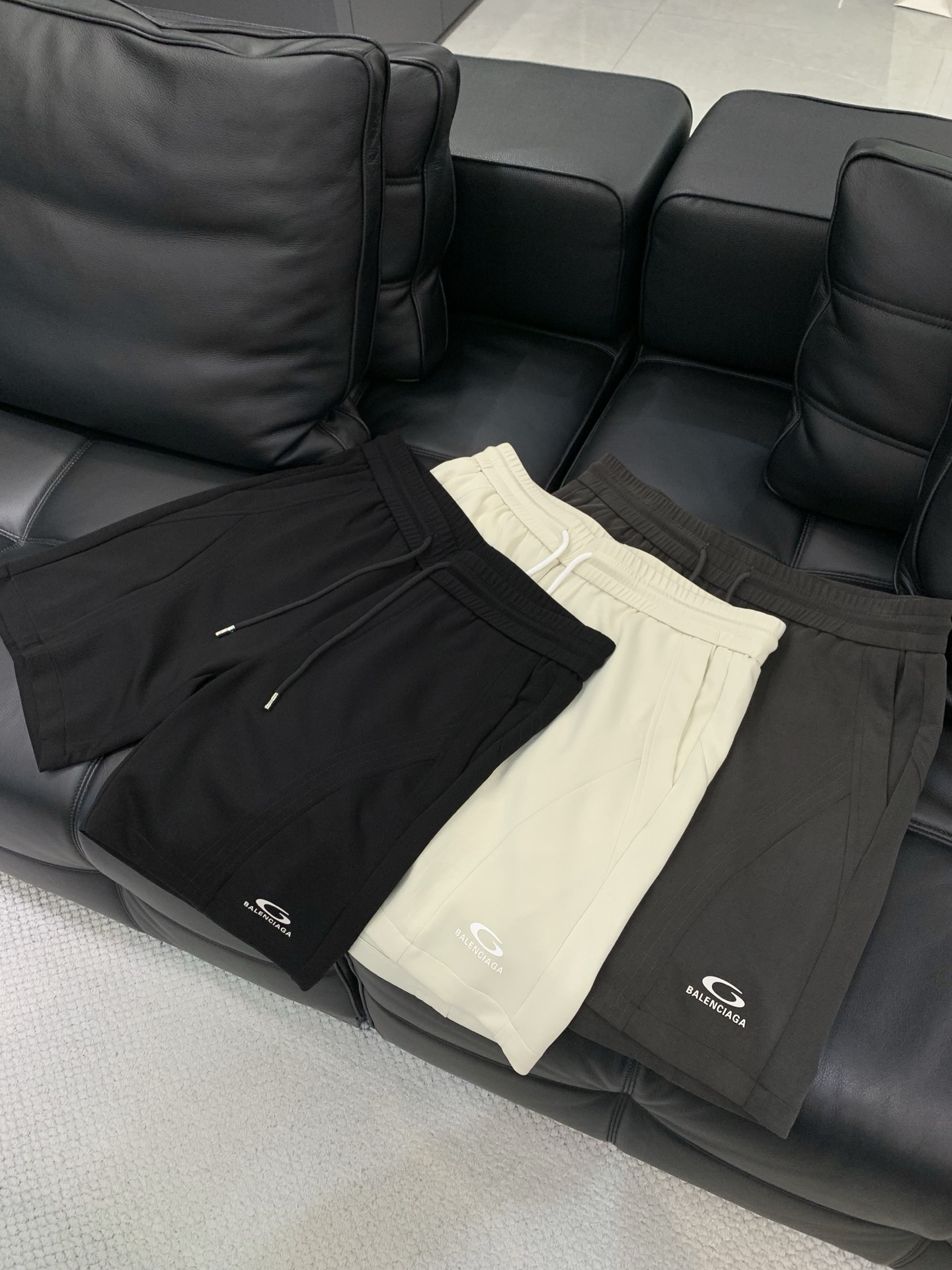 Balenciaga 巴黎世家，2026夏季最新品，专柜同步有售，原单狠货，时尚休闲短裤，进口原版面料，