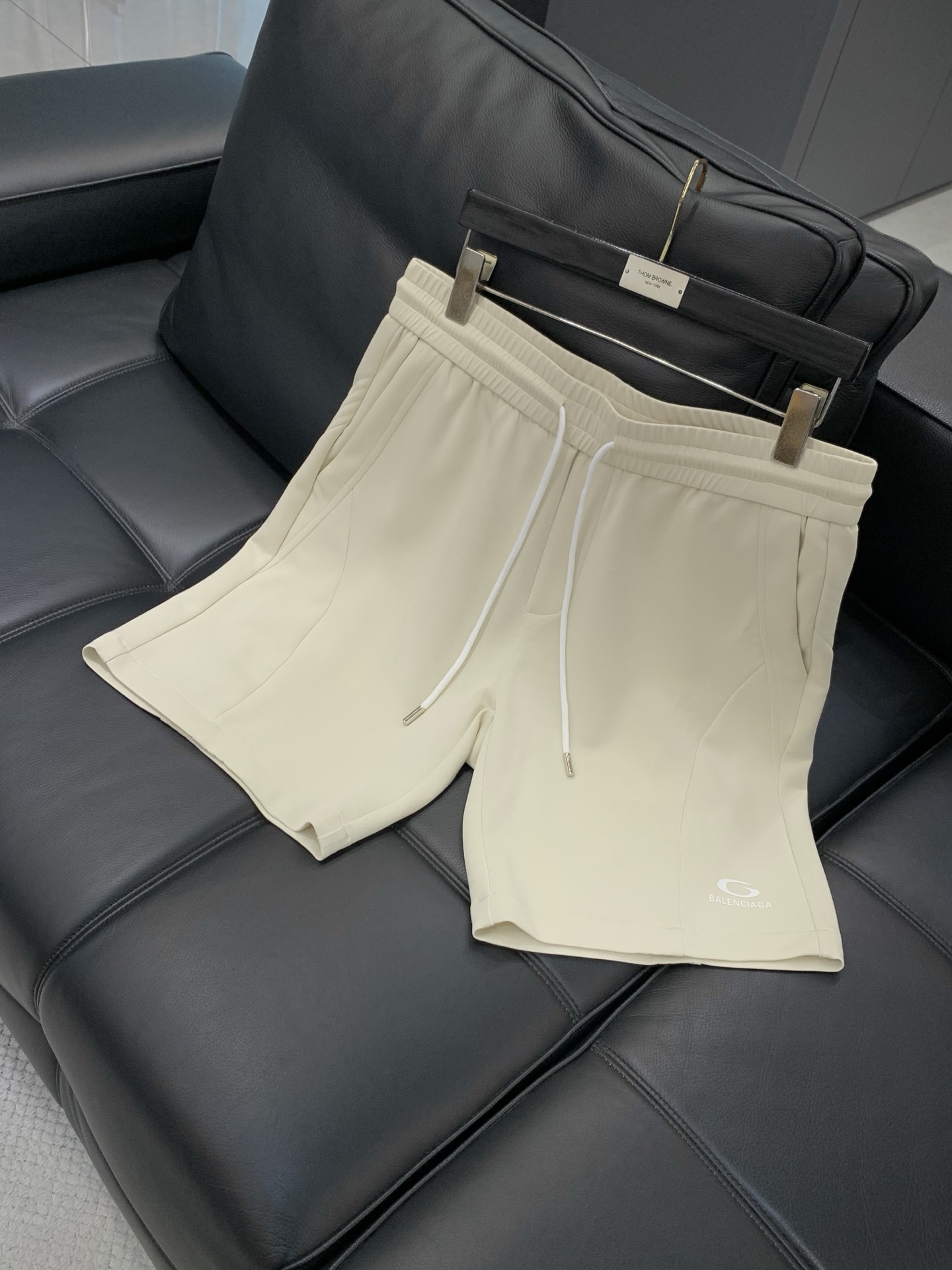 Balenciaga 巴黎世家，2026夏季最新品，专柜同步有售，原单狠货，时尚休闲短裤，进口原版面料，