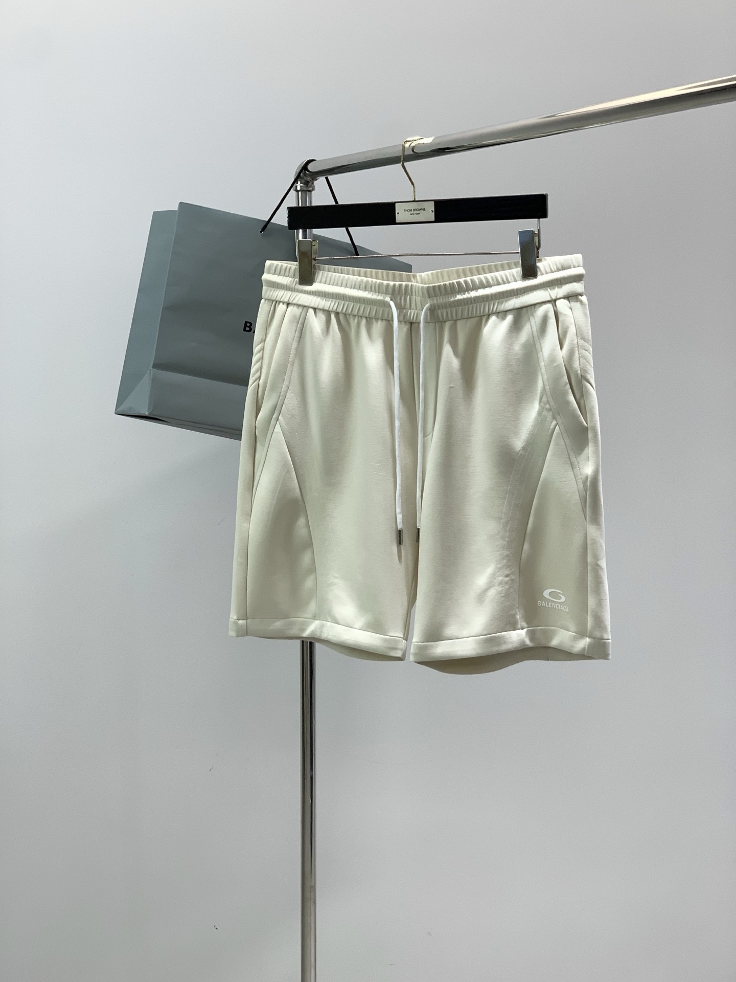 Balenciaga 巴黎世家，2026夏季最新品，专柜同步有售，原单狠货，时尚休闲短裤，进口原版面料，