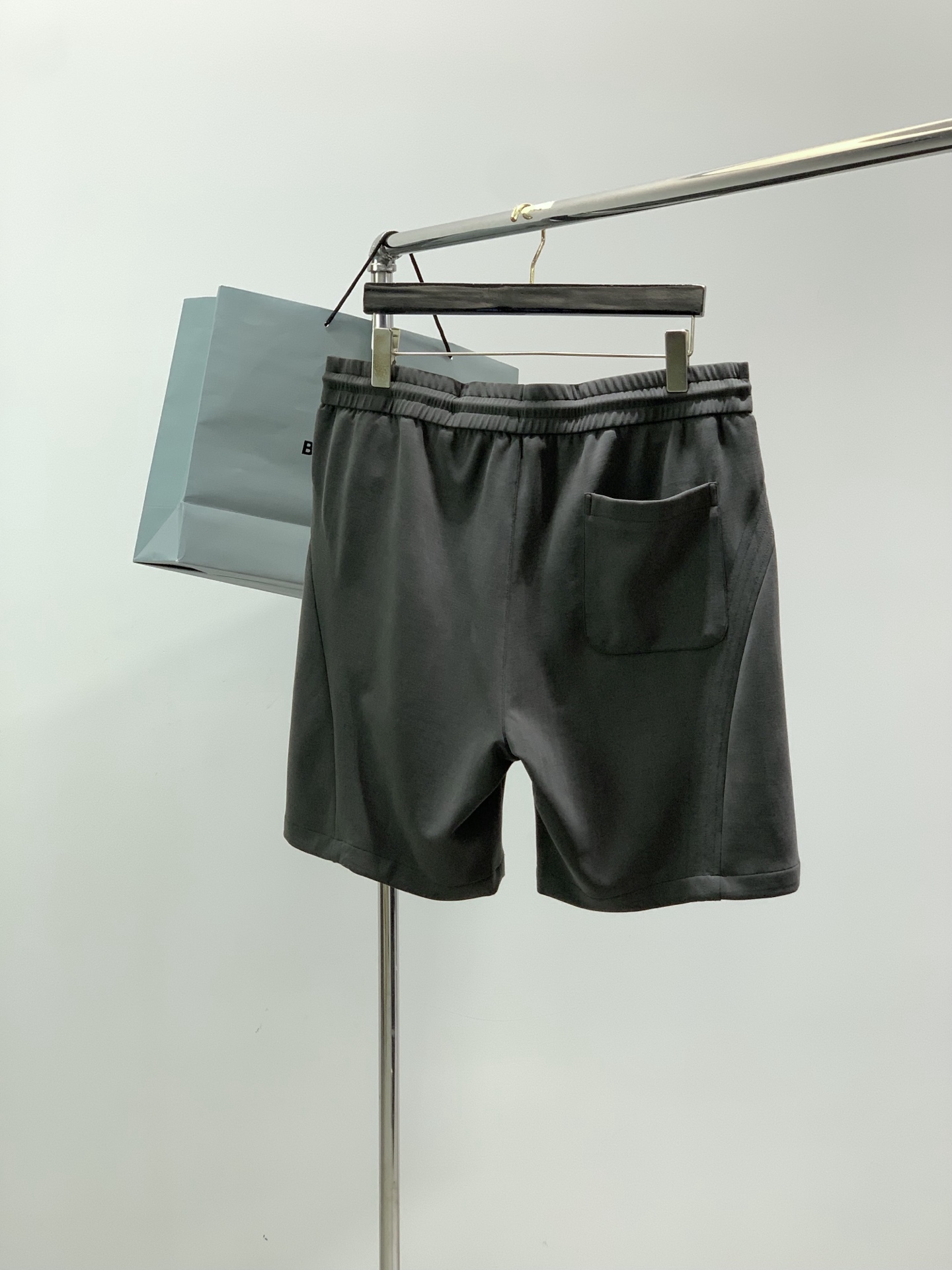 Balenciaga 巴黎世家，2026夏季最新品，专柜同步有售，原单狠货，时尚休闲短裤，进口原版面料，