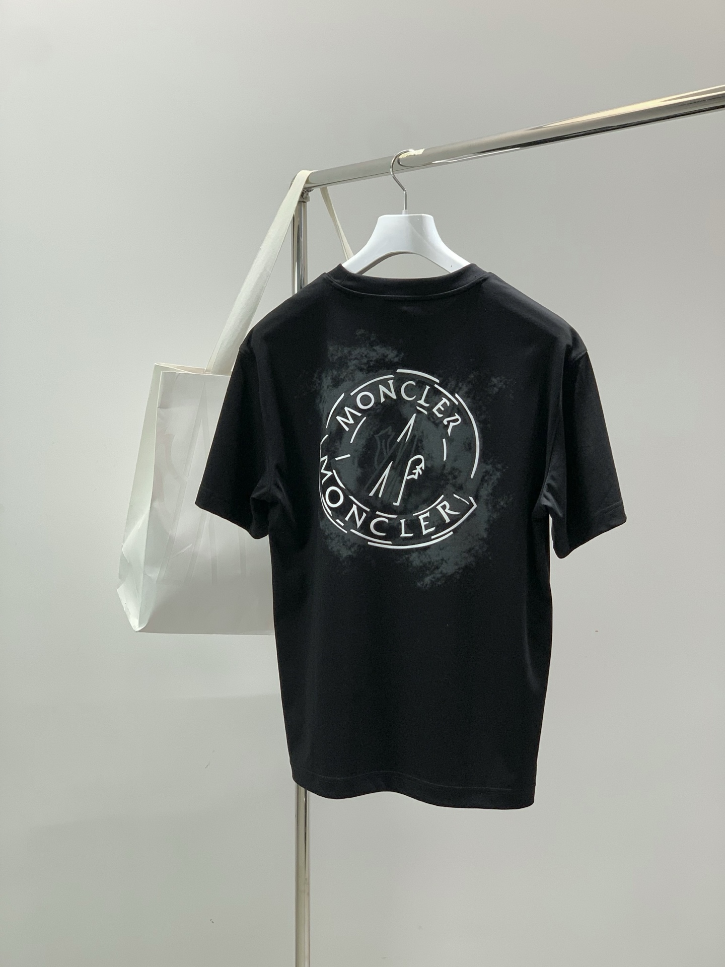 Moncler 蒙口，2026夏季最新品，专柜同步有售，原单狠货，时尚休闲圆领短袖T恤，上身舒适！吸睛而