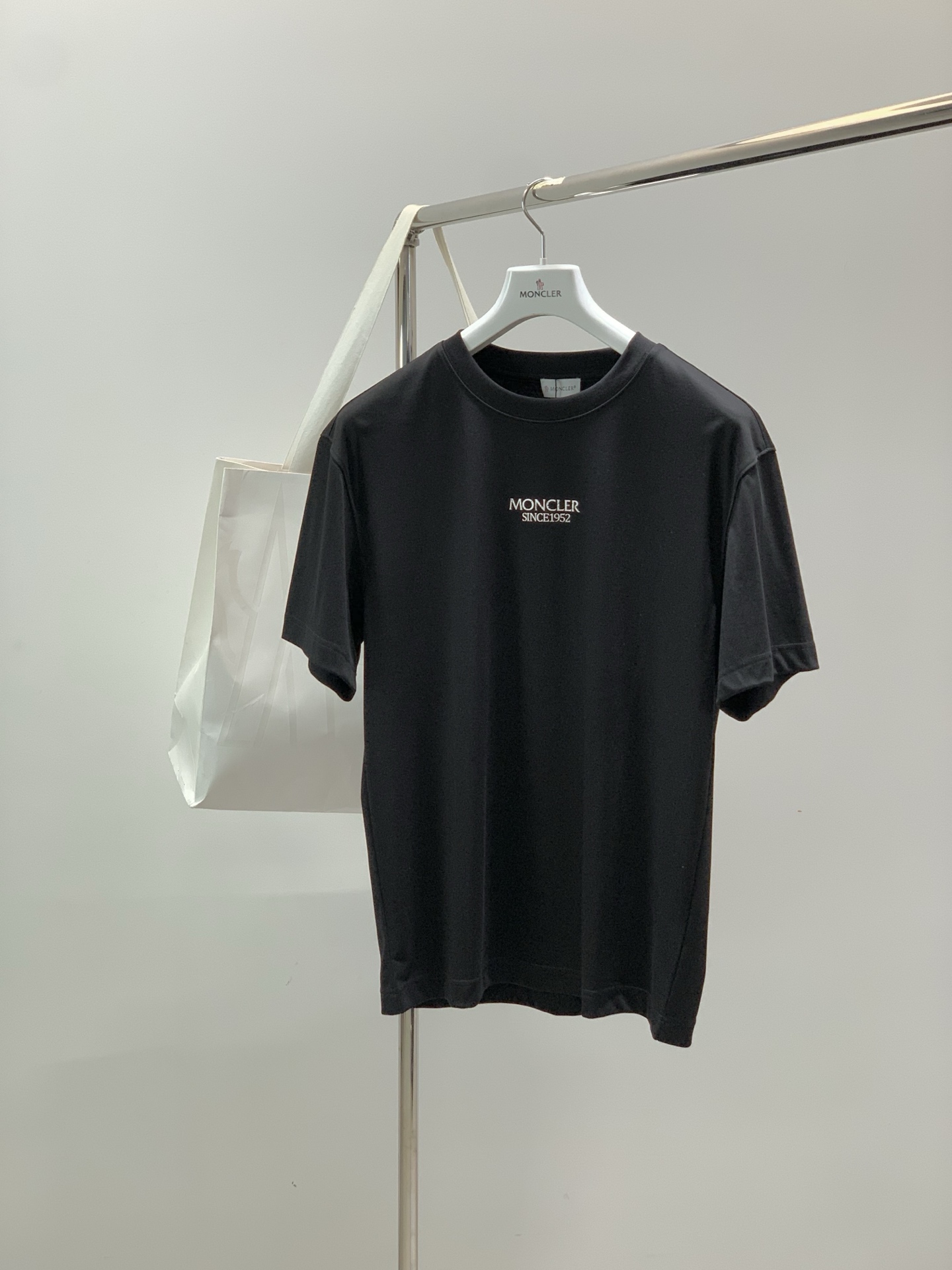 Moncler 蒙口，2026夏季最新品，专柜同步有售，原单狠货，时尚休闲圆领短袖T恤，上身舒适！吸睛而