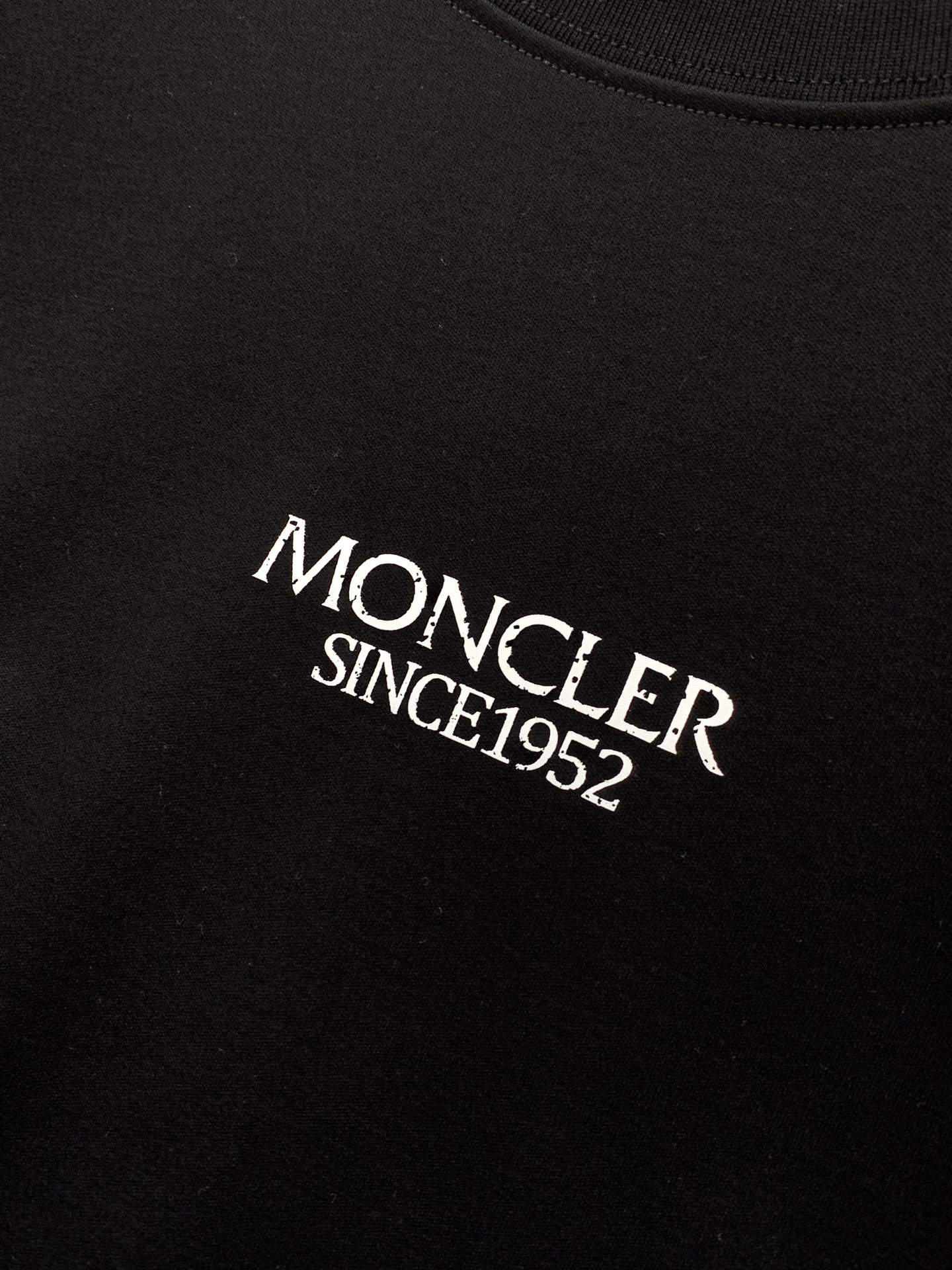 Moncler 蒙口，2026夏季最新品，专柜同步有售，原单狠货，时尚休闲圆领短袖T恤，上身舒适！吸睛而