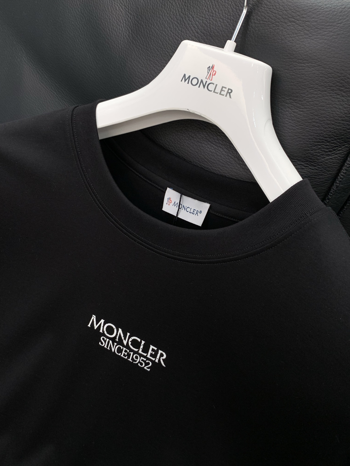 Moncler 蒙口，2026夏季最新品，专柜同步有售，原单狠货，时尚休闲圆领短袖T恤，上身舒适！吸睛而