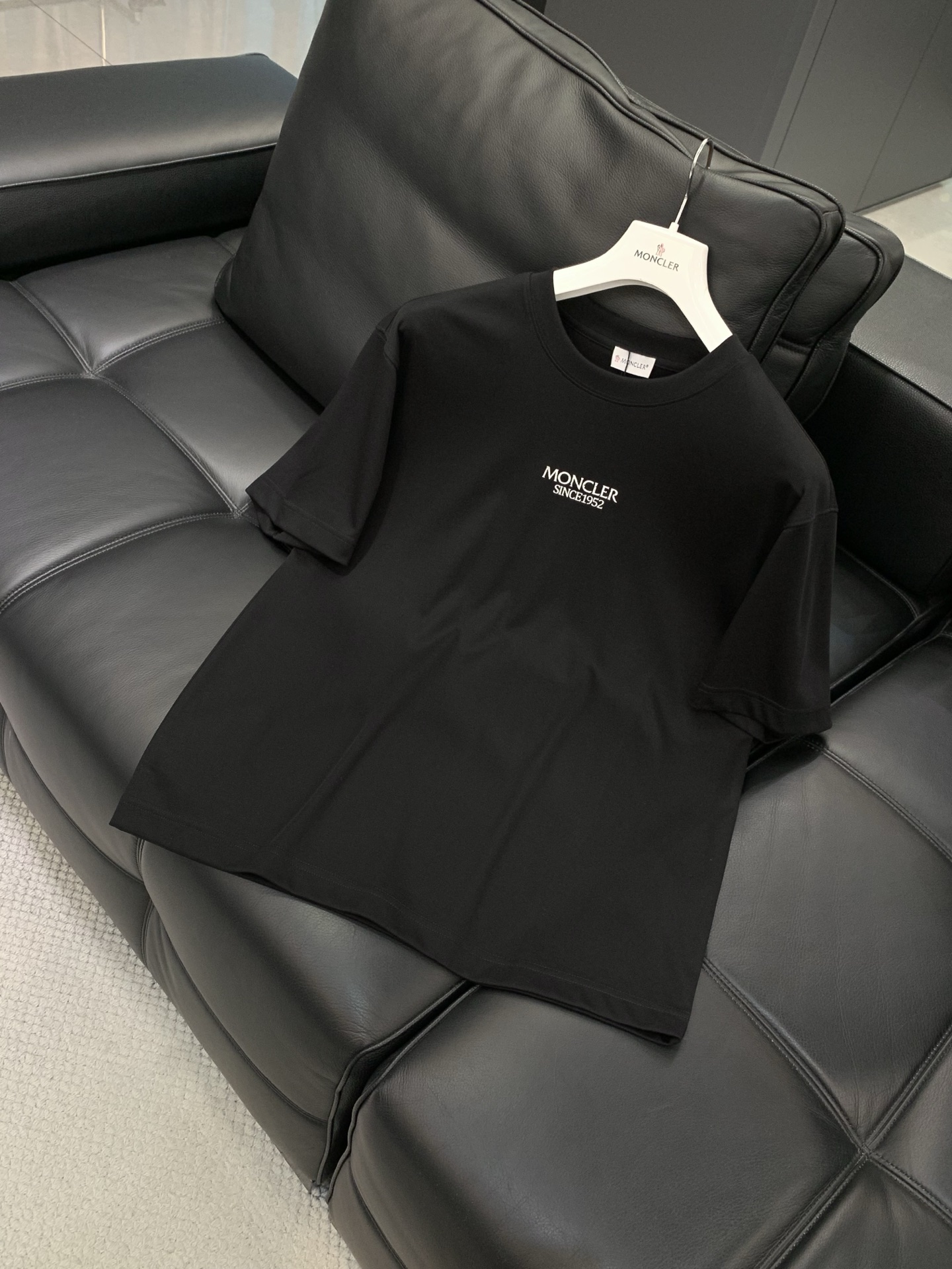 Moncler 蒙口，2026夏季最新品，专柜同步有售，原单狠货，时尚休闲圆领短袖T恤，上身舒适！吸睛而