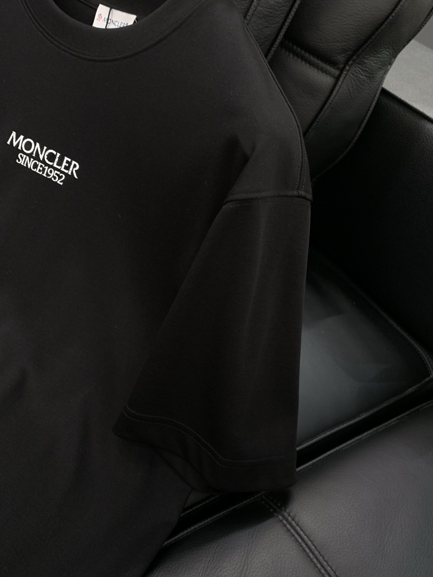 Moncler 蒙口，2026夏季最新品，专柜同步有售，原单狠货，时尚休闲圆领短袖T恤，上身舒适！吸睛而