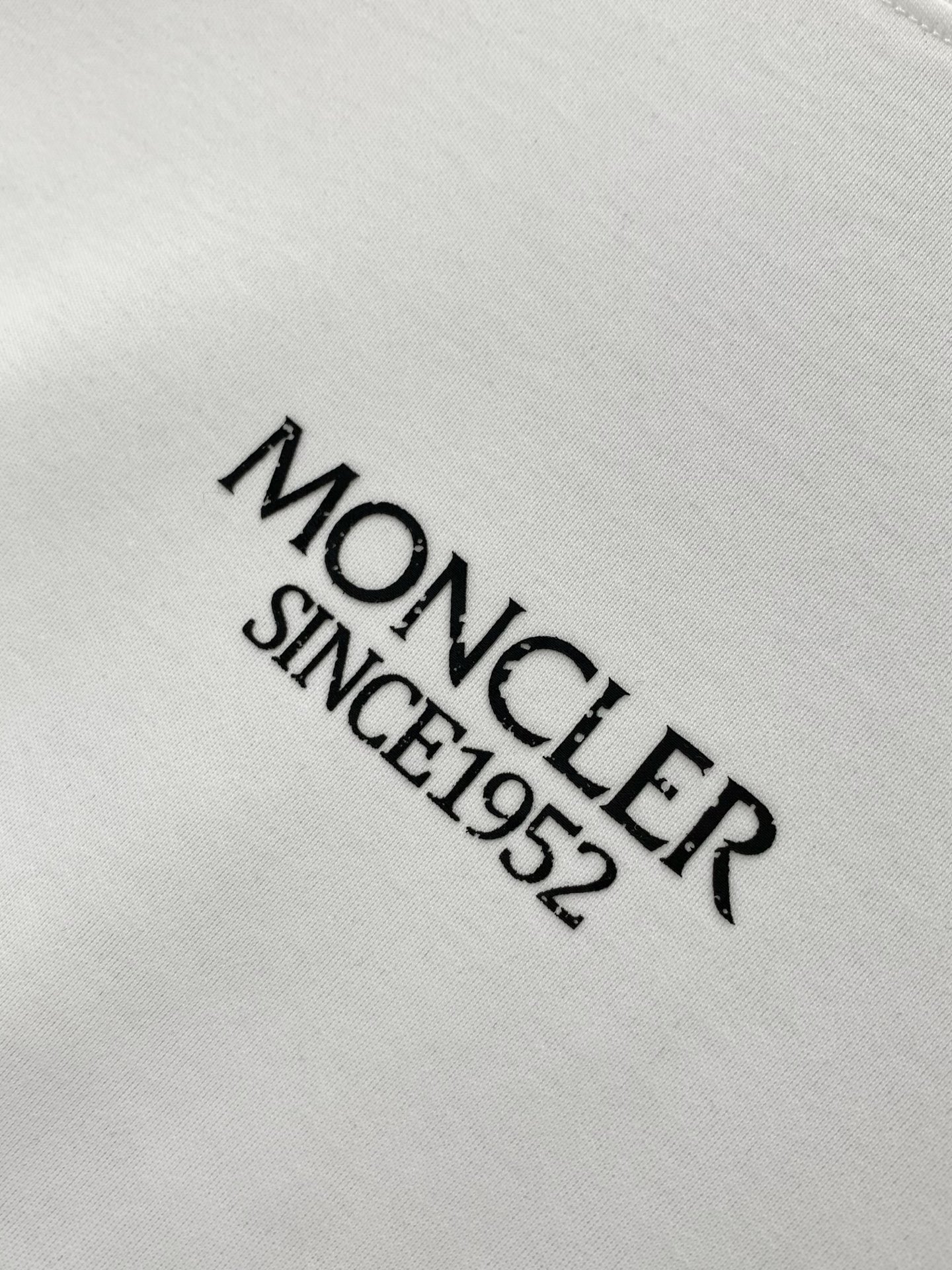 Moncler 蒙口，2026夏季最新品，专柜同步有售，原单狠货，时尚休闲圆领短袖T恤，上身舒适！吸睛而