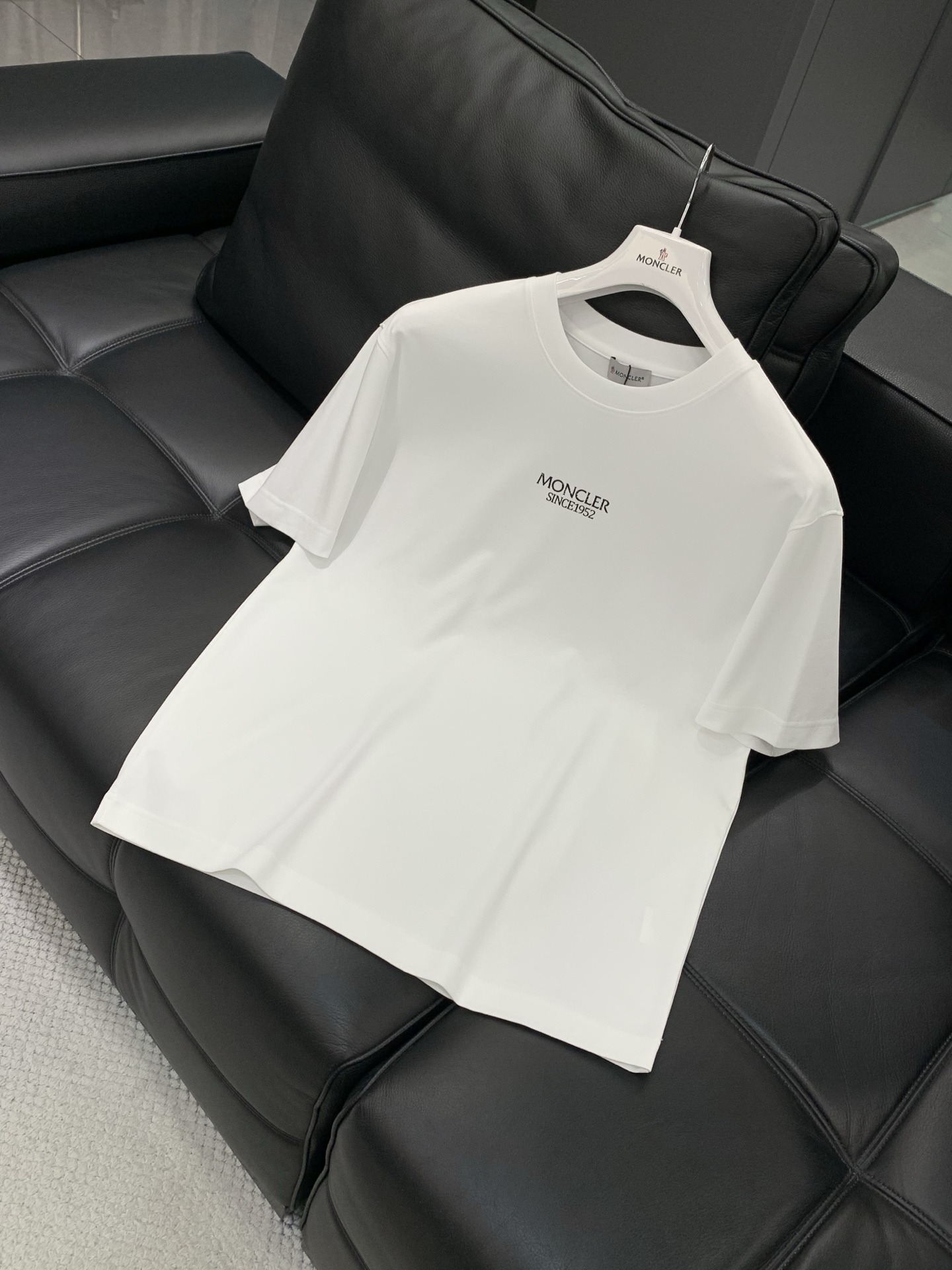 Moncler 蒙口，2026夏季最新品，专柜同步有售，原单狠货，时尚休闲圆领短袖T恤，上身舒适！吸睛而