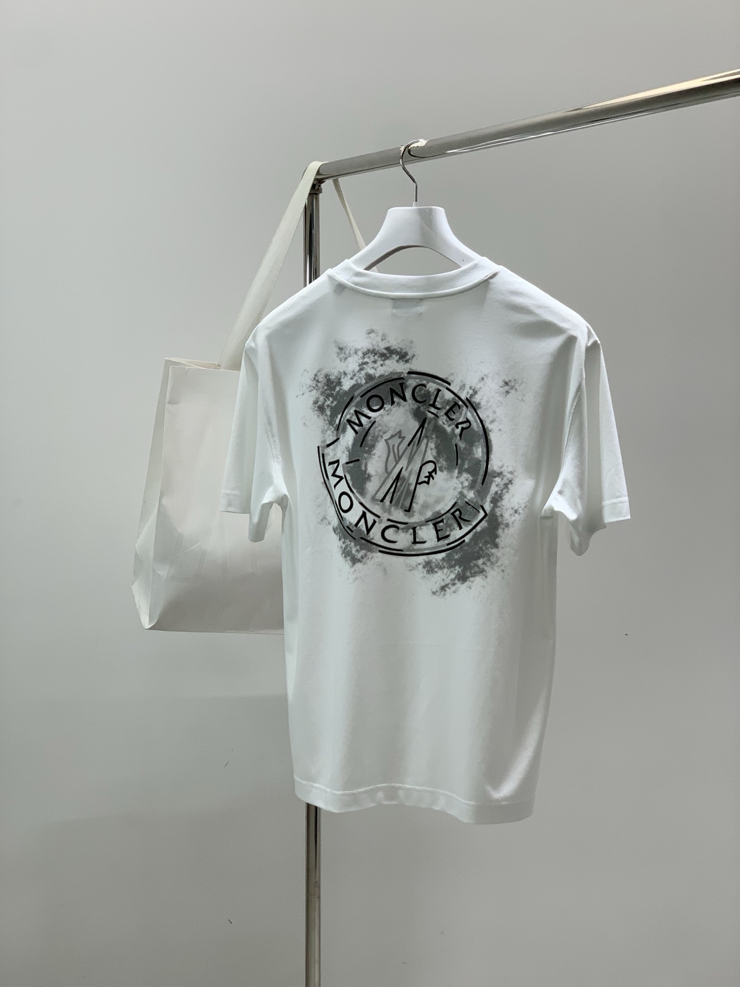 Moncler 蒙口，2026夏季最新品，专柜同步有售，原单狠货，时尚休闲圆领短袖T恤，上身舒适！吸睛而