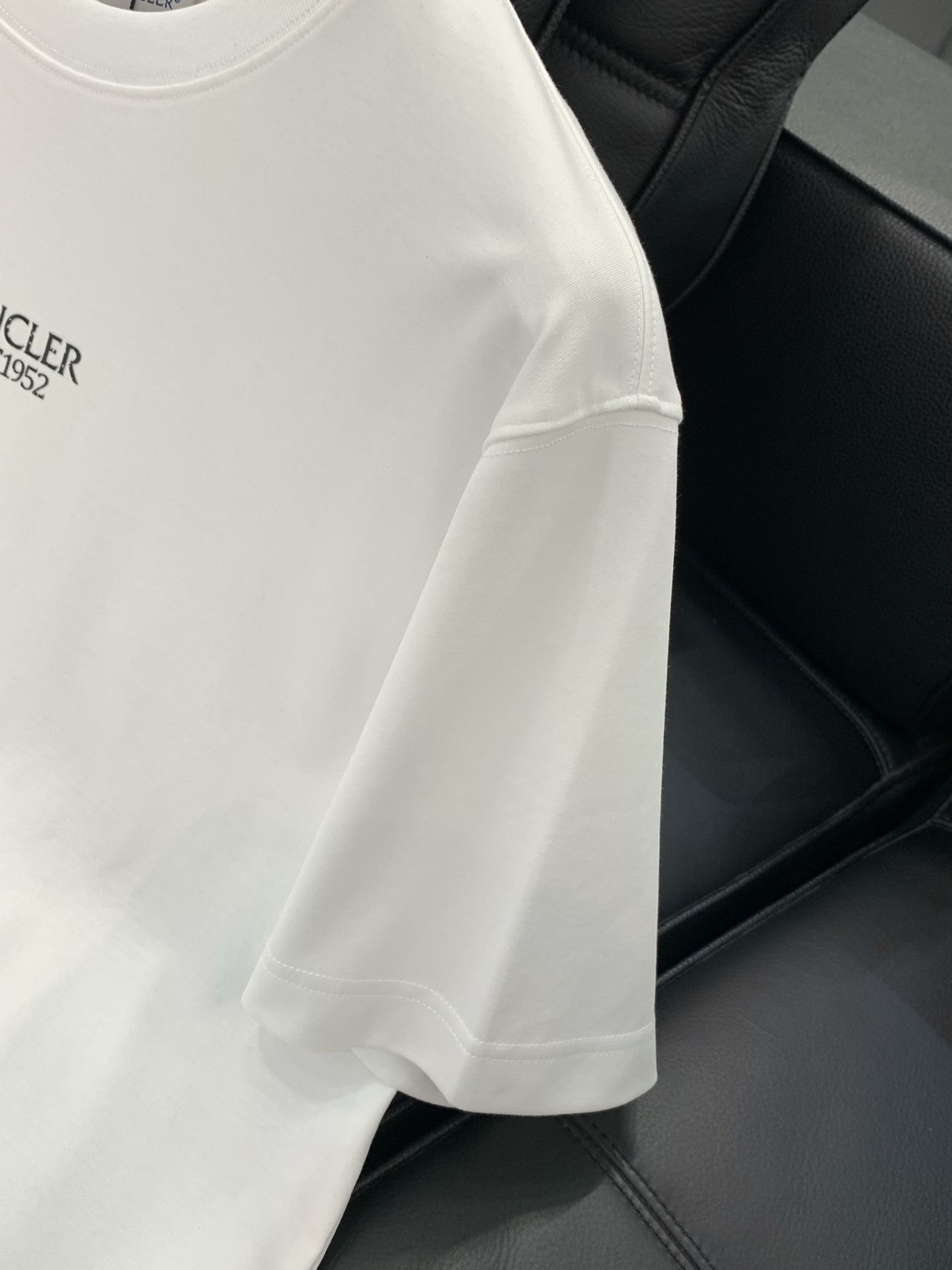 Moncler 蒙口，2026夏季最新品，专柜同步有售，原单狠货，时尚休闲圆领短袖T恤，上身舒适！吸睛而