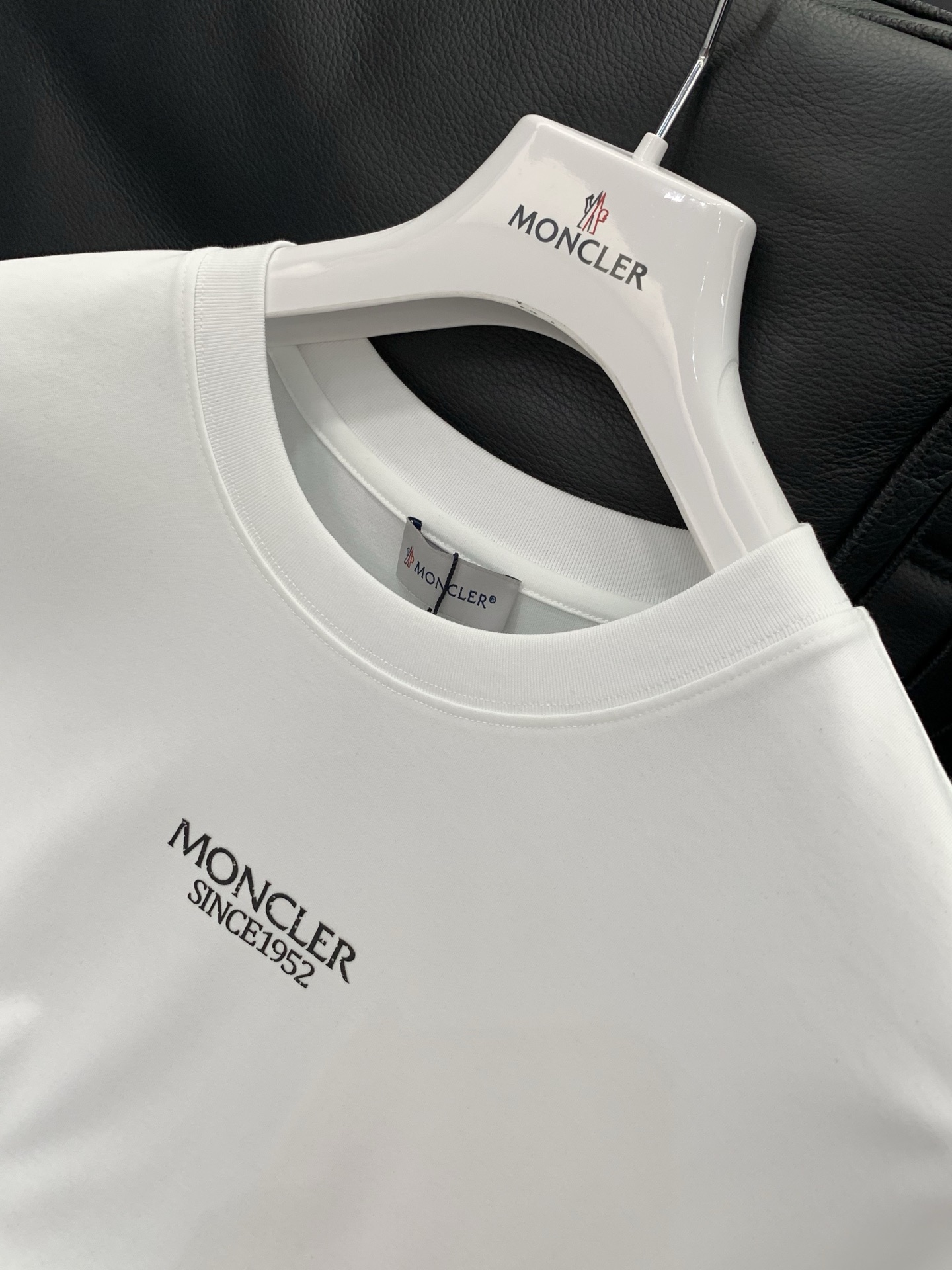 Moncler 蒙口，2026夏季最新品，专柜同步有售，原单狠货，时尚休闲圆领短袖T恤，上身舒适！吸睛而