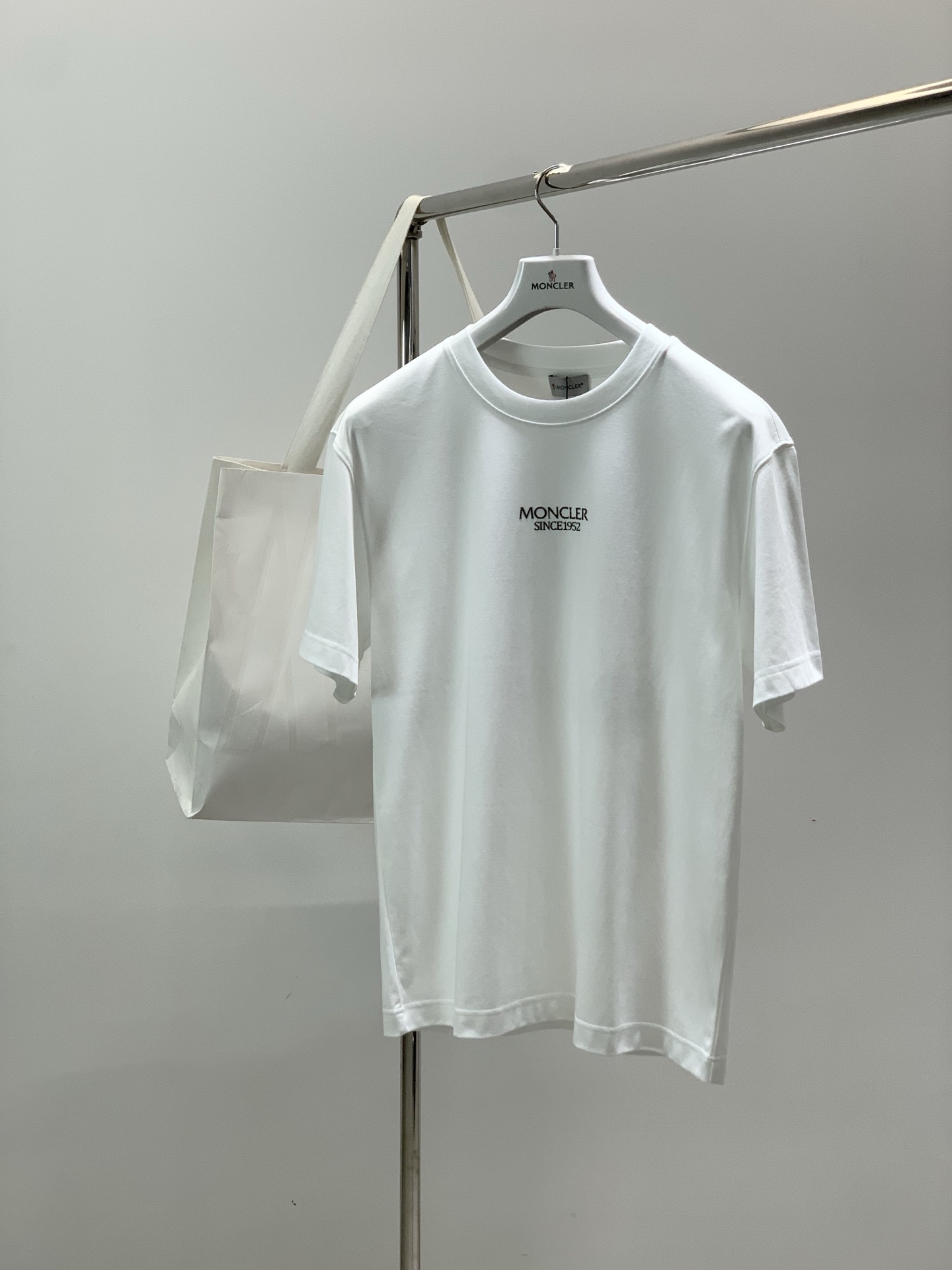 Moncler 蒙口，2026夏季最新品，专柜同步有售，原单狠货，时尚休闲圆领短袖T恤，上身舒适！吸睛而