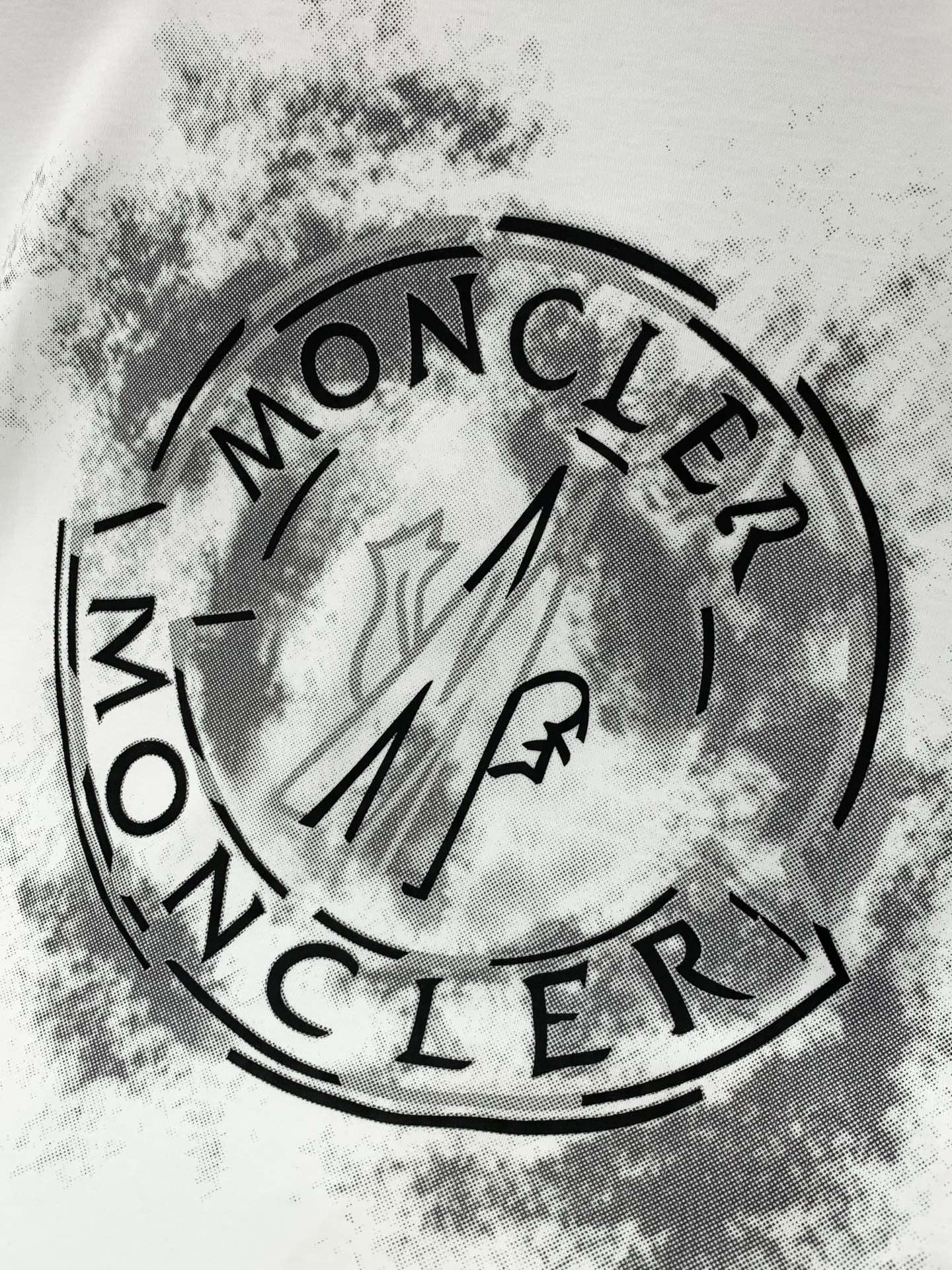 Moncler 蒙口，2026夏季最新品，专柜同步有售，原单狠货，时尚休闲圆领短袖T恤，上身舒适！吸睛而