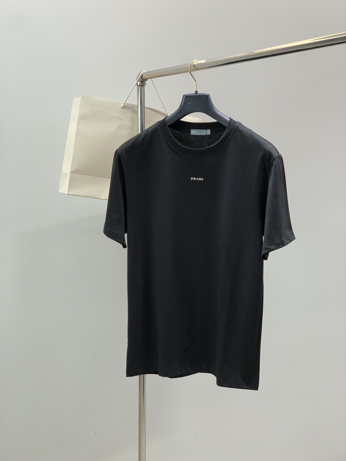 PRADA 普拉达，2026夏季最新品，专柜同步有售，时尚休闲圆领短袖T恤，进口原版面料，做工极为复杂，