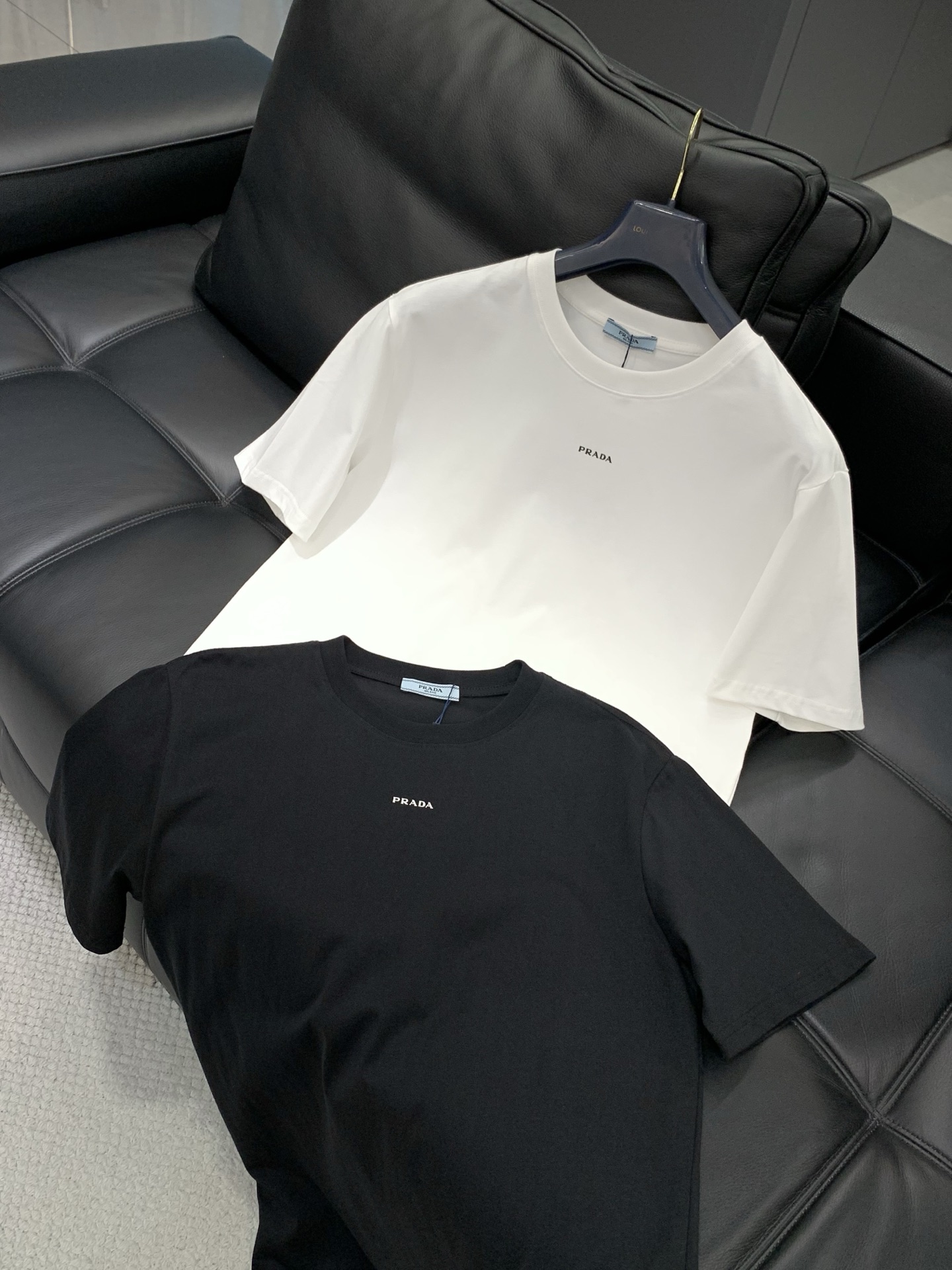PRADA 普拉达，2026夏季最新品，专柜同步有售，时尚休闲圆领短袖T恤，进口原版面料，做工极为复杂，