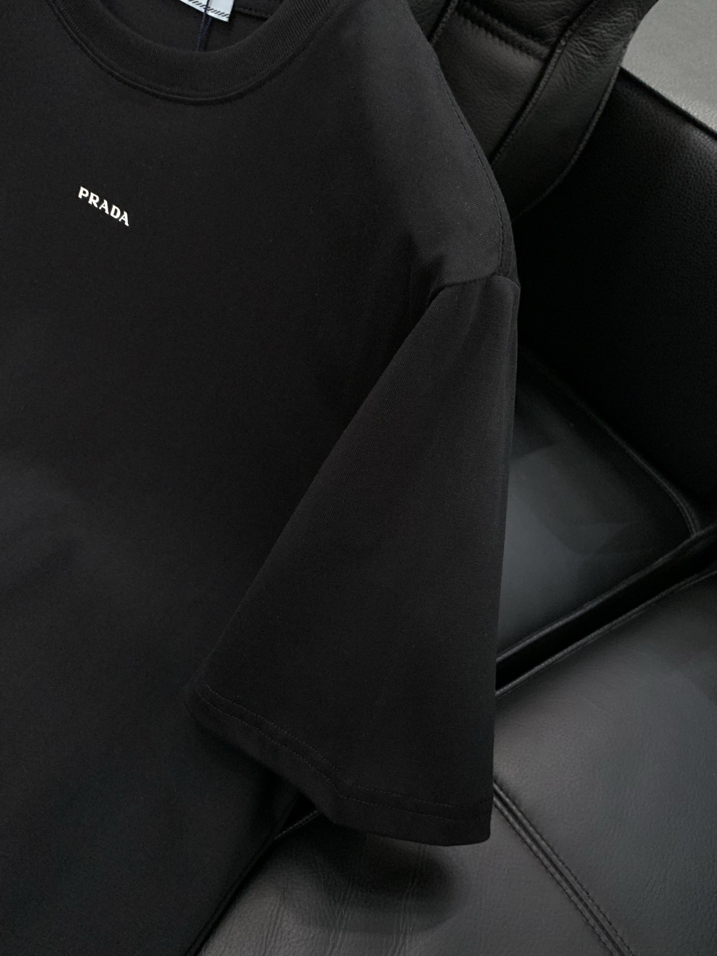 PRADA 普拉达，2026夏季最新品，专柜同步有售，时尚休闲圆领短袖T恤，进口原版面料，做工极为复杂，