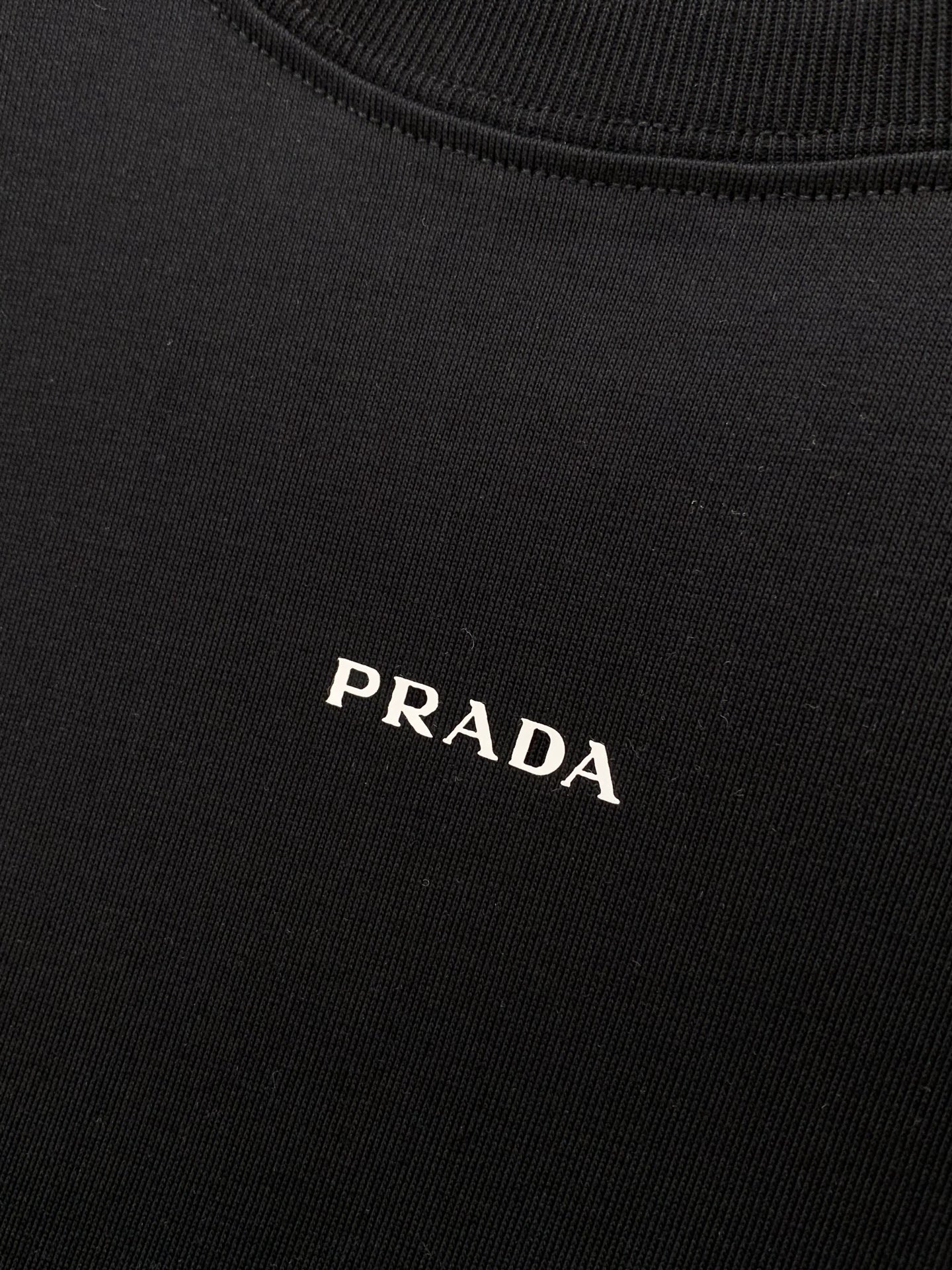 PRADA 普拉达，2026夏季最新品，专柜同步有售，时尚休闲圆领短袖T恤，进口原版面料，做工极为复杂，