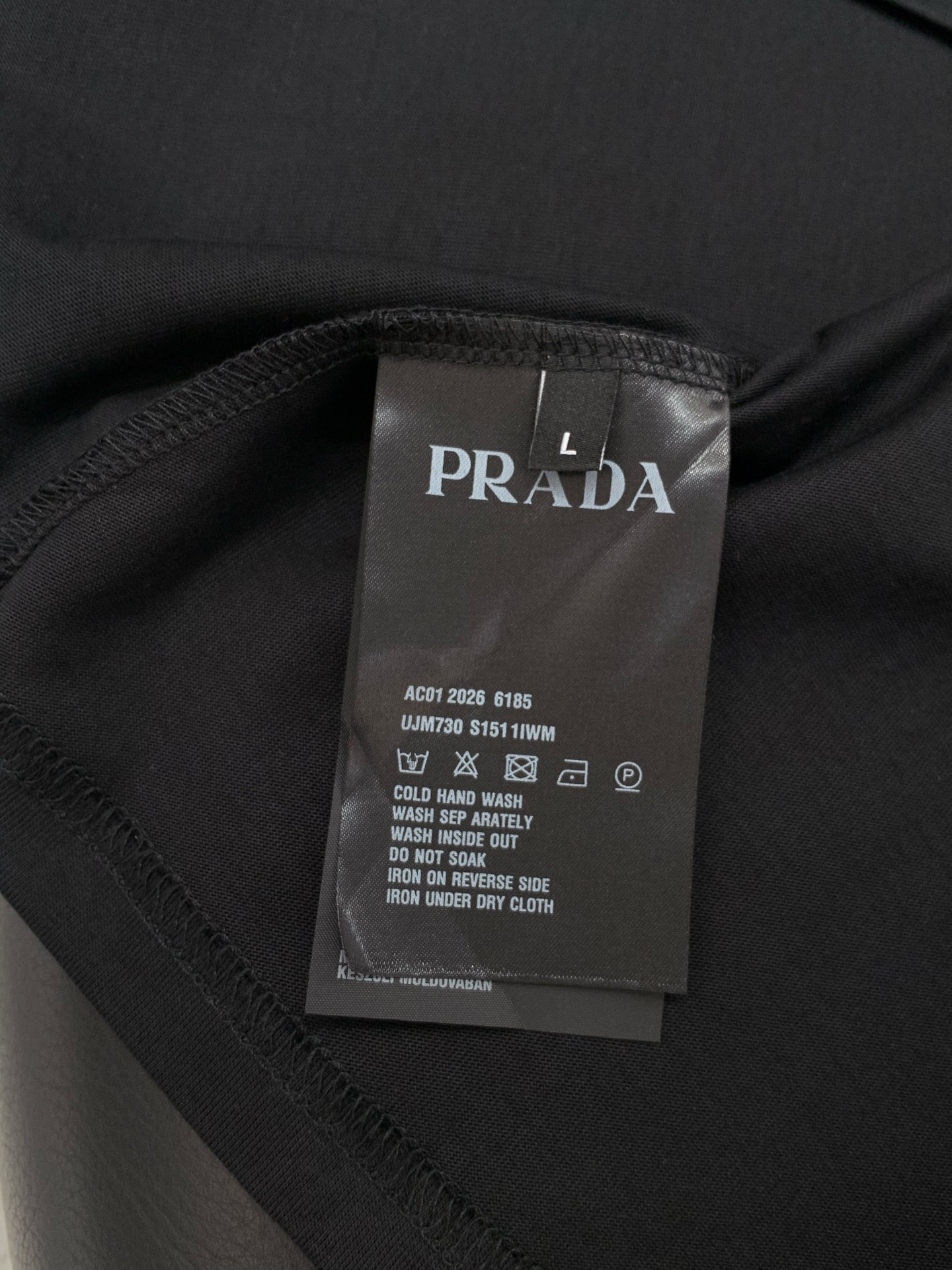 PRADA 普拉达，2026夏季最新品，专柜同步有售，时尚休闲圆领短袖T恤，进口原版面料，做工极为复杂，