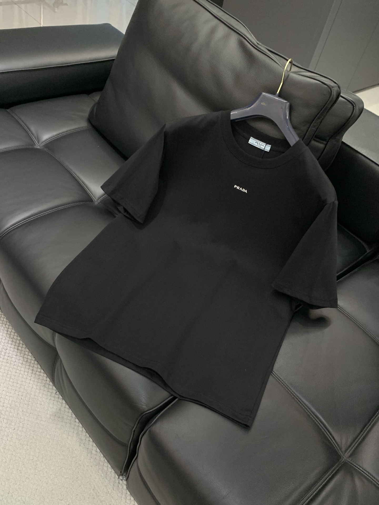 PRADA 普拉达，2026夏季最新品，专柜同步有售，时尚休闲圆领短袖T恤，进口原版面料，做工极为复杂，