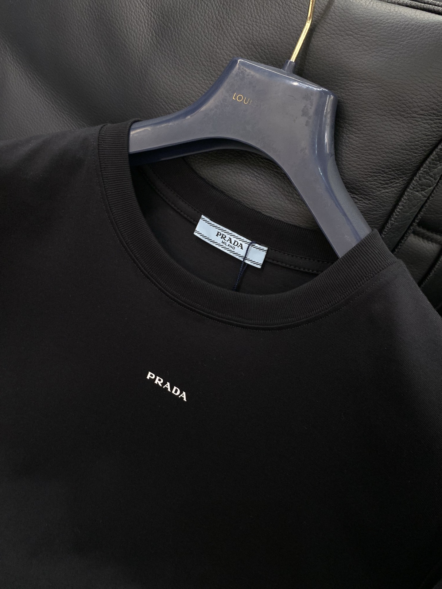 PRADA 普拉达，2026夏季最新品，专柜同步有售，时尚休闲圆领短袖T恤，进口原版面料，做工极为复杂，