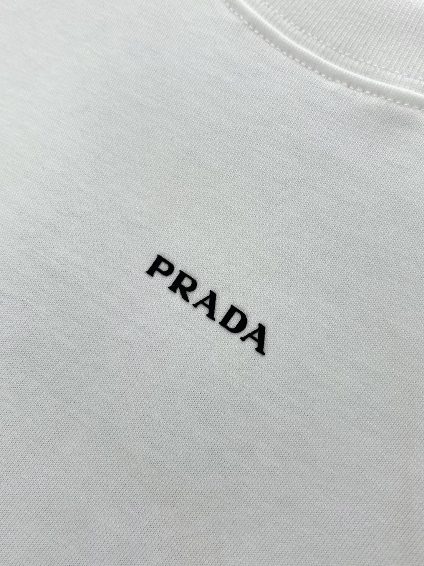 PRADA 普拉达，2026夏季最新品，专柜同步有售，时尚休闲圆领短袖T恤，进口原版面料，做工极为复杂，