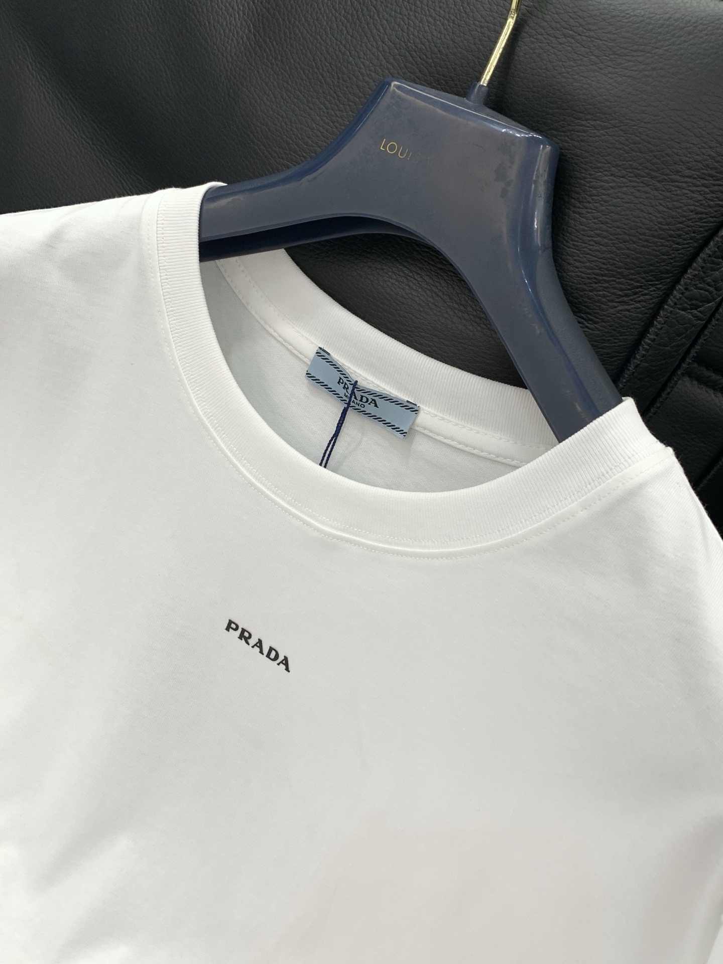 PRADA 普拉达，2026夏季最新品，专柜同步有售，时尚休闲圆领短袖T恤，进口原版面料，做工极为复杂，