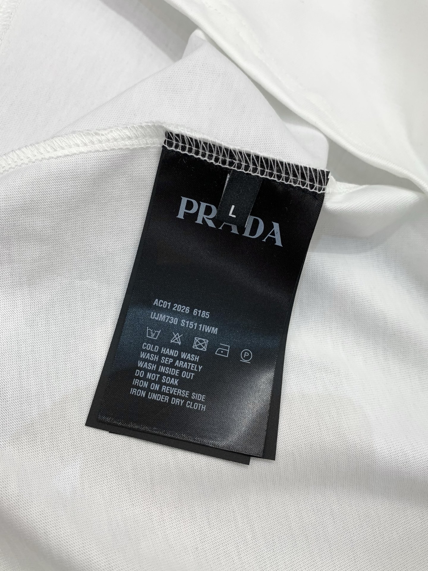 PRADA 普拉达，2026夏季最新品，专柜同步有售，时尚休闲圆领短袖T恤，进口原版面料，做工极为复杂，