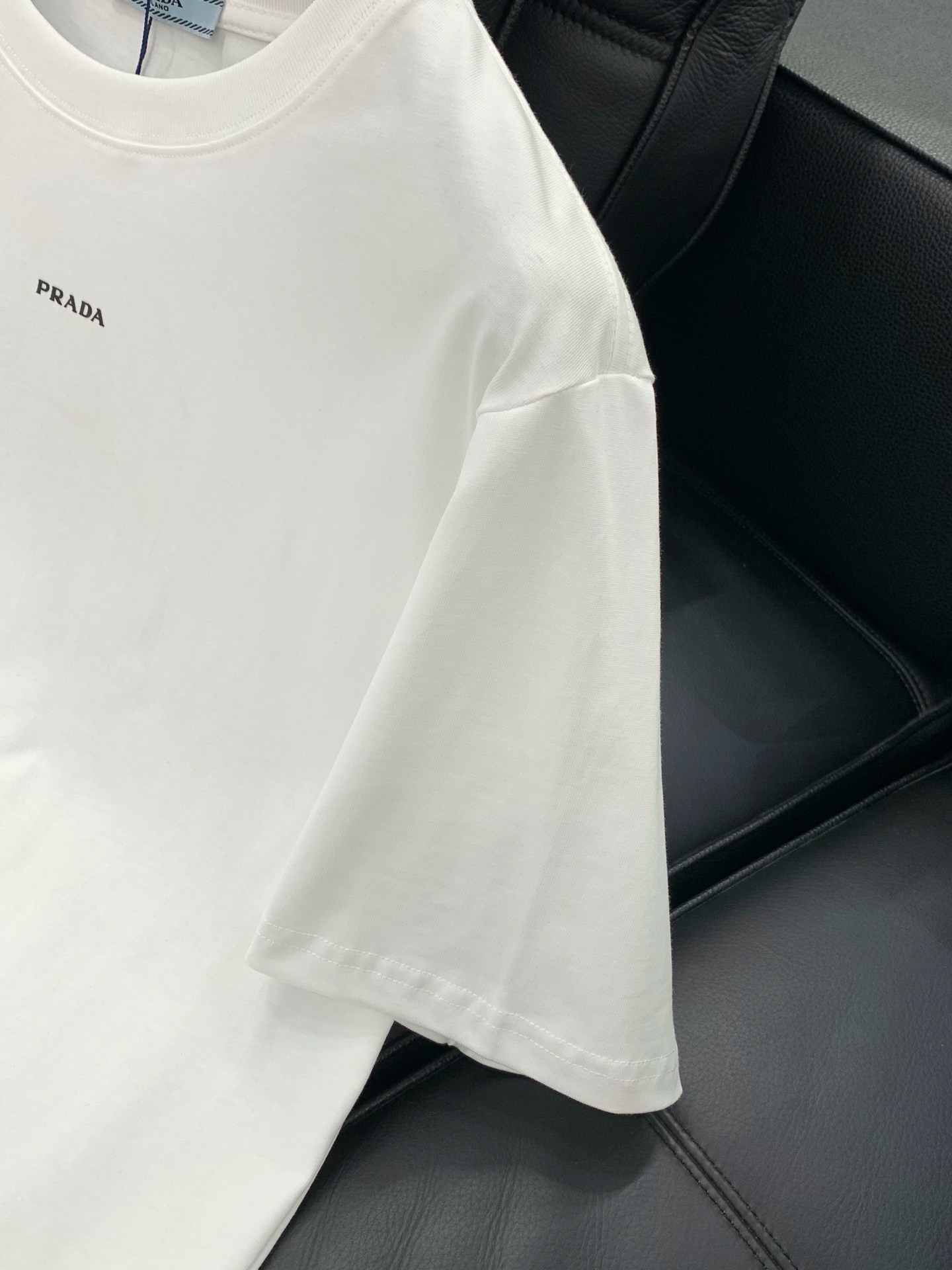 PRADA 普拉达，2026夏季最新品，专柜同步有售，时尚休闲圆领短袖T恤，进口原版面料，做工极为复杂，