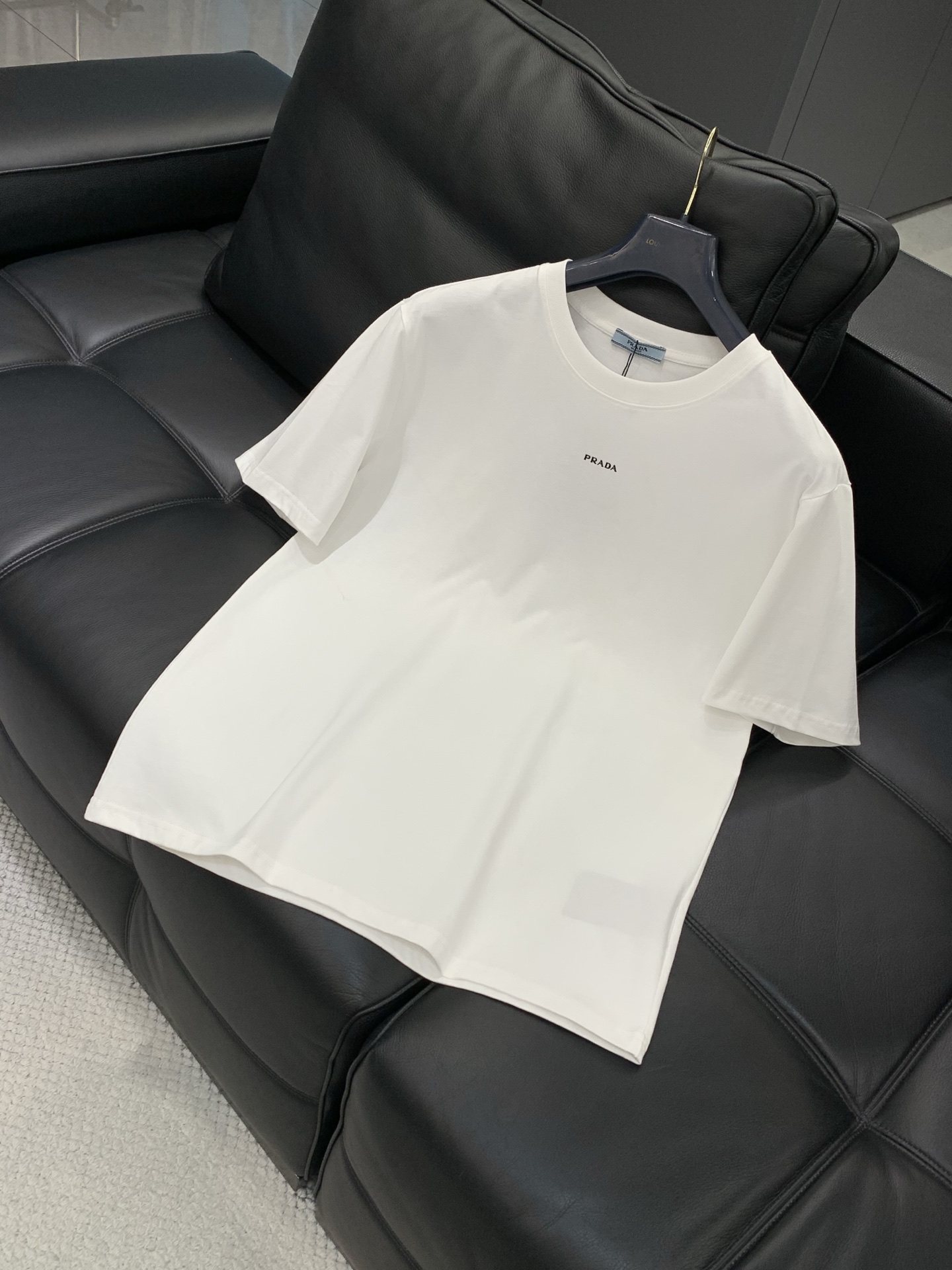 PRADA 普拉达，2026夏季最新品，专柜同步有售，时尚休闲圆领短袖T恤，进口原版面料，做工极为复杂，