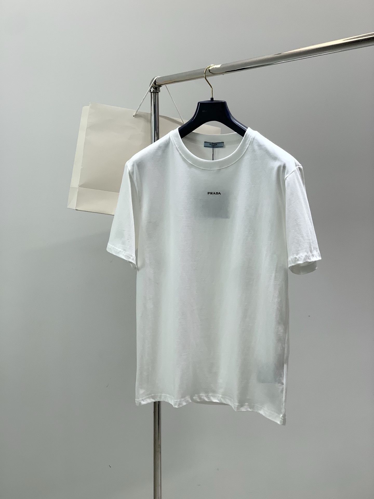 PRADA 普拉达，2026夏季最新品，专柜同步有售，时尚休闲圆领短袖T恤，进口原版面料，做工极为复杂，