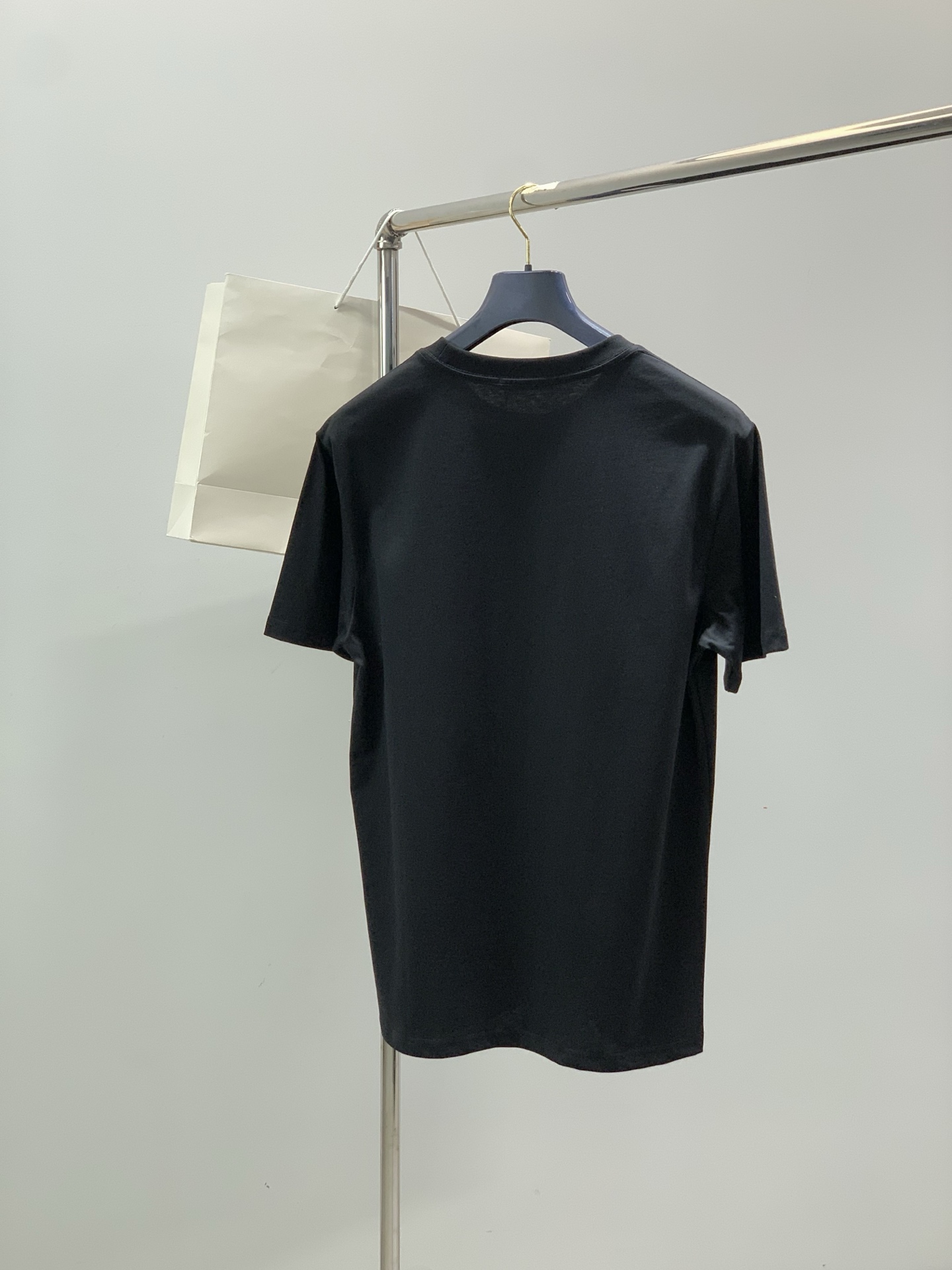 PRADA 普拉达，2026夏季最新品，专柜同步有售，时尚休闲圆领短袖T恤，进口原版面料，做工极为复杂，