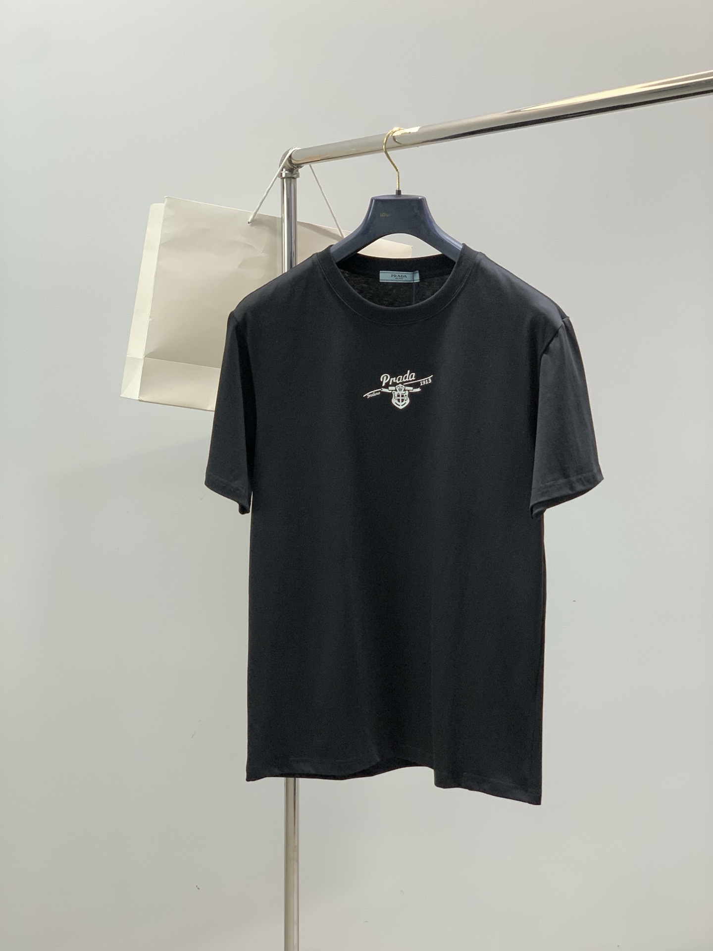PRADA 普拉达，2026夏季最新品，专柜同步有售，时尚休闲圆领短袖T恤，进口原版面料，做工极为复杂，