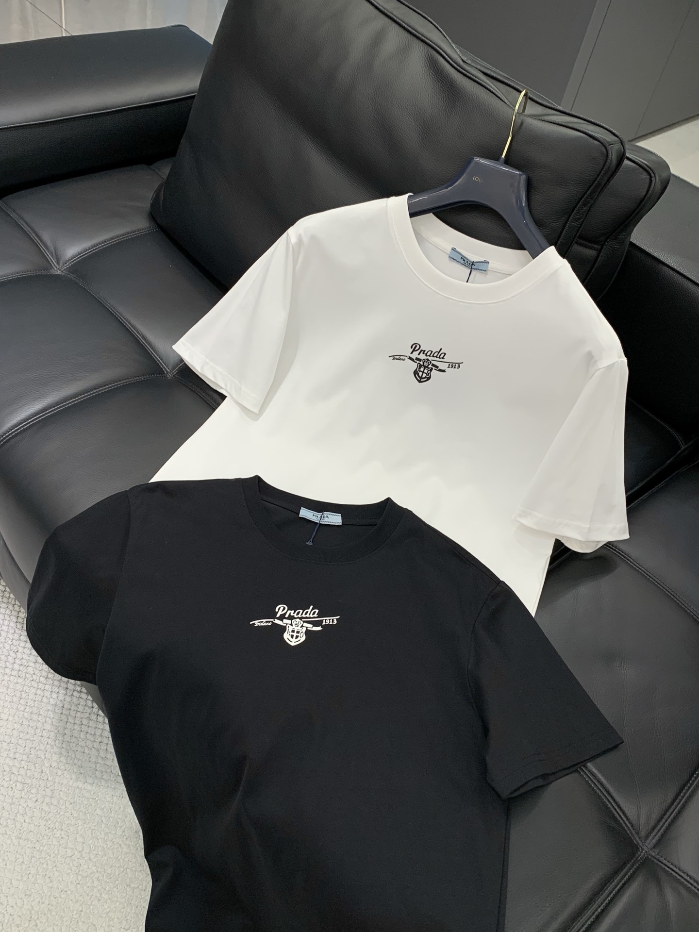 PRADA 普拉达，2026夏季最新品，专柜同步有售，时尚休闲圆领短袖T恤，进口原版面料，做工极为复杂，