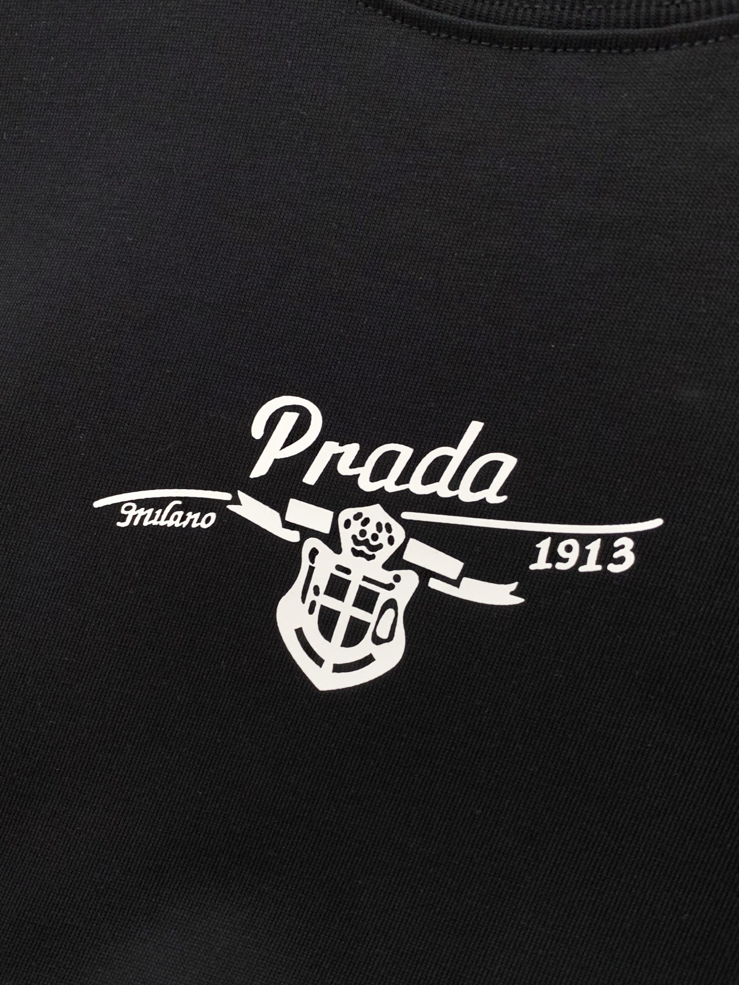 PRADA 普拉达，2026夏季最新品，专柜同步有售，时尚休闲圆领短袖T恤，进口原版面料，做工极为复杂，