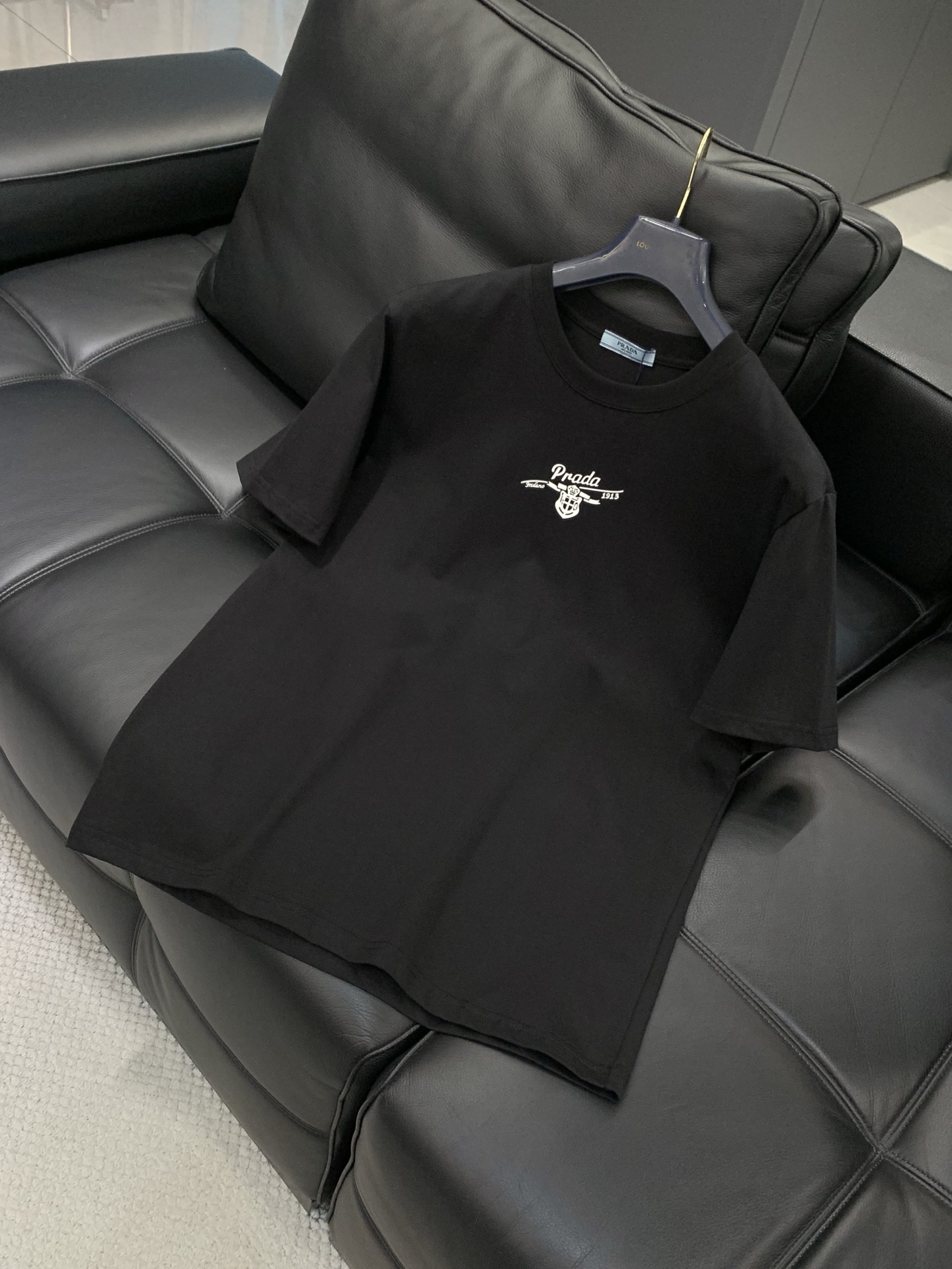 PRADA 普拉达，2026夏季最新品，专柜同步有售，时尚休闲圆领短袖T恤，进口原版面料，做工极为复杂，