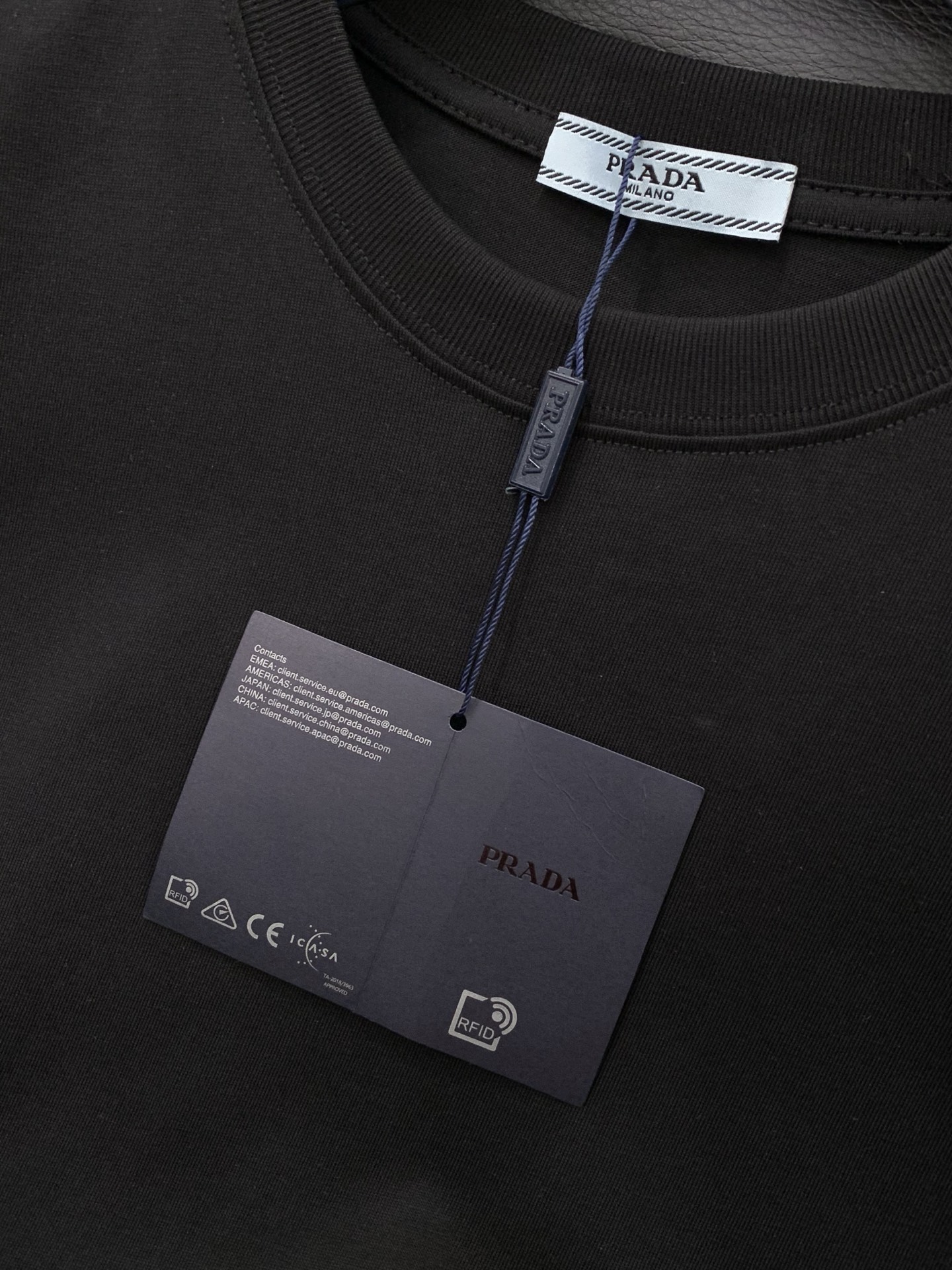 PRADA 普拉达，2026夏季最新品，专柜同步有售，时尚休闲圆领短袖T恤，进口原版面料，做工极为复杂，