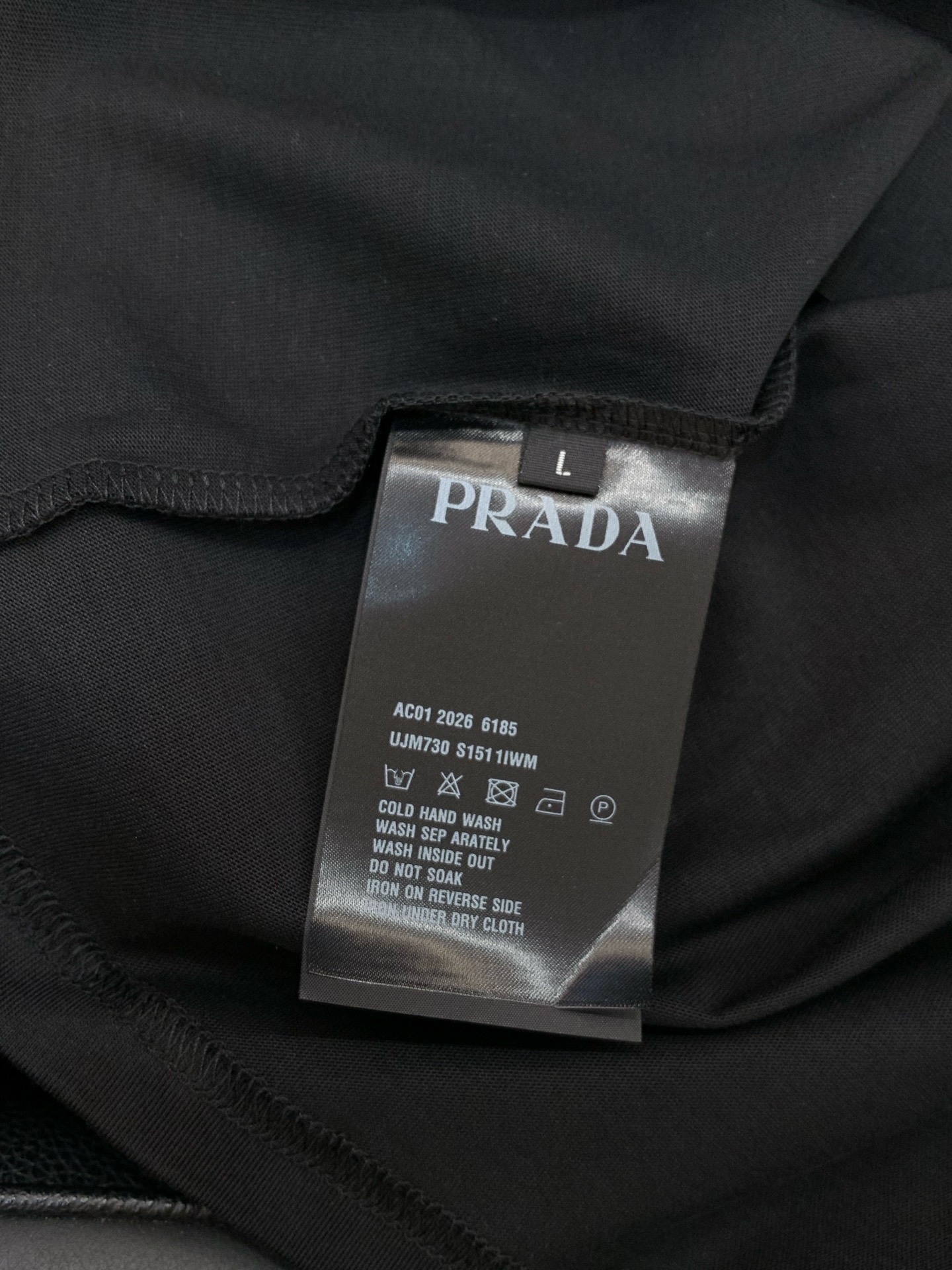 PRADA 普拉达，2026夏季最新品，专柜同步有售，时尚休闲圆领短袖T恤，进口原版面料，做工极为复杂，