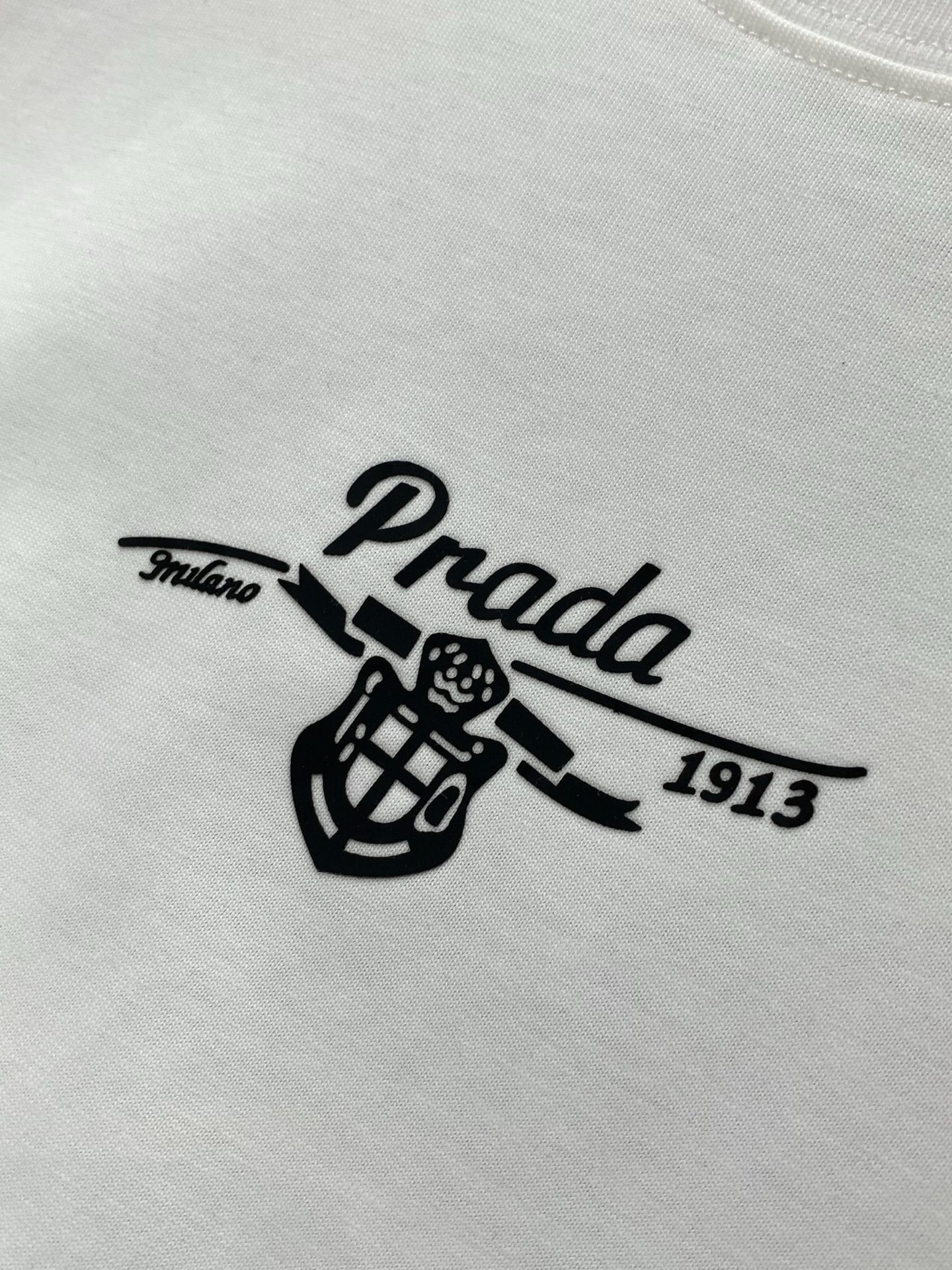 PRADA 普拉达，2026夏季最新品，专柜同步有售，时尚休闲圆领短袖T恤，进口原版面料，做工极为复杂，