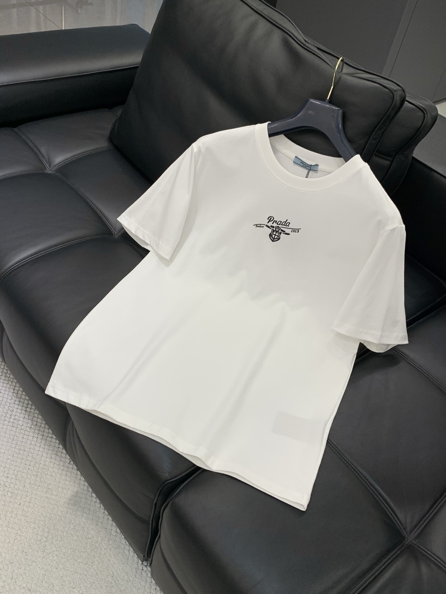PRADA 普拉达，2026夏季最新品，专柜同步有售，时尚休闲圆领短袖T恤，进口原版面料，做工极为复杂，