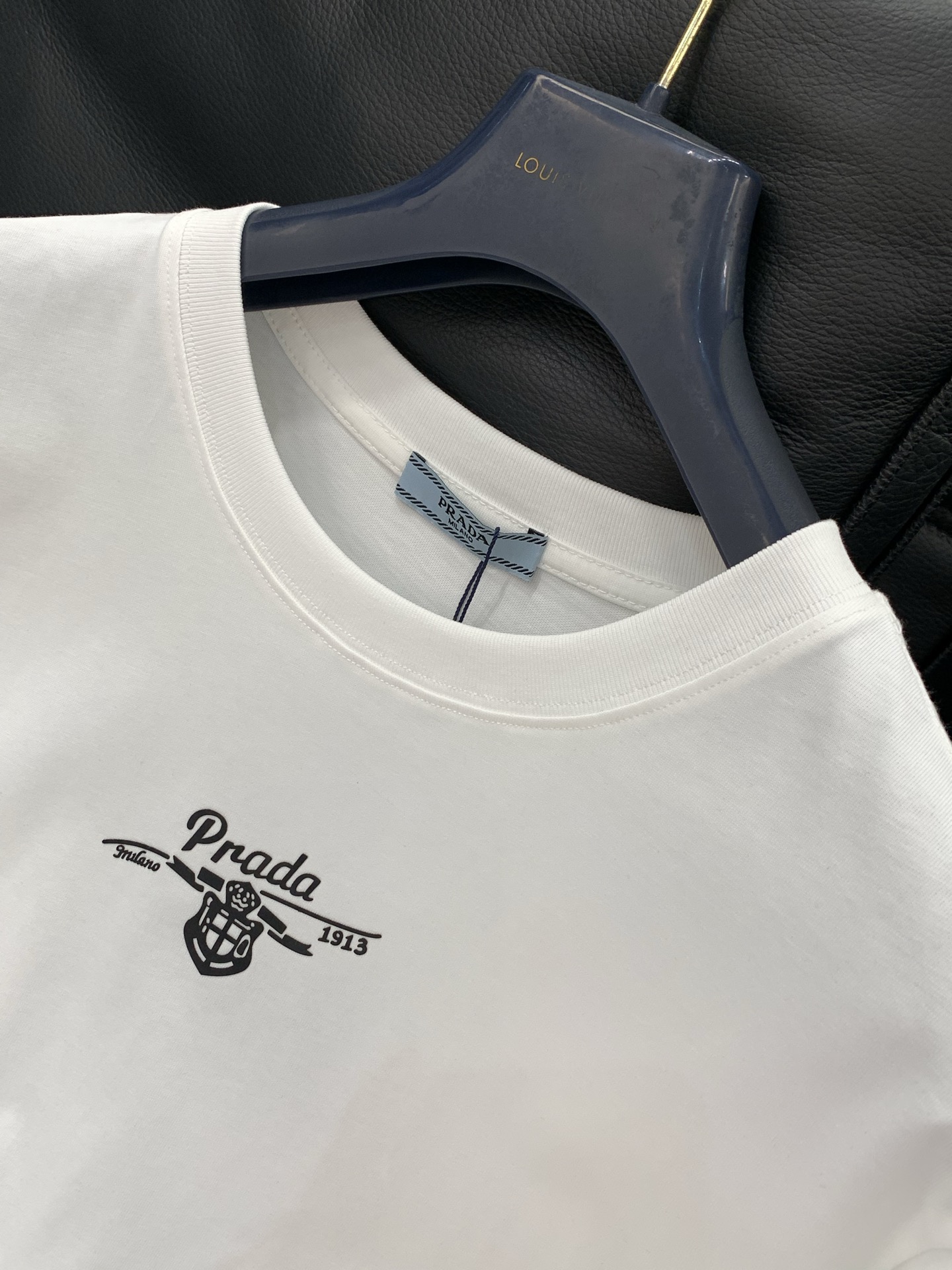 PRADA 普拉达，2026夏季最新品，专柜同步有售，时尚休闲圆领短袖T恤，进口原版面料，做工极为复杂，